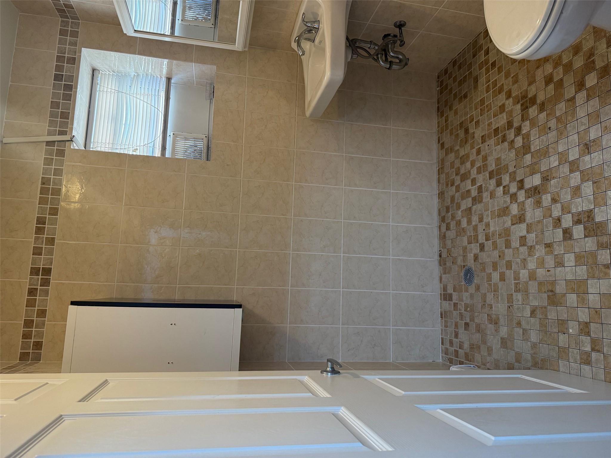 #4 photo, 3717 E Tremont Avenue, ブロンクス区 Bronx , NY 10465