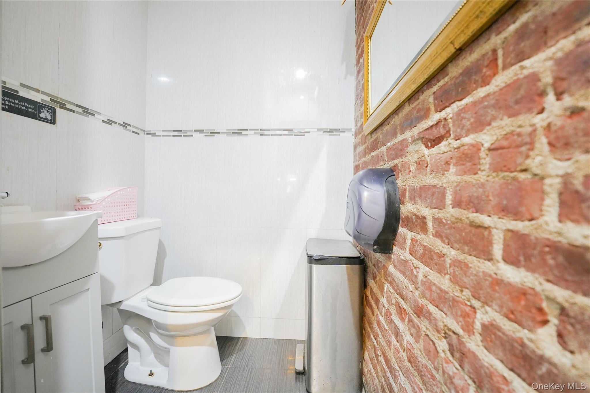 #4 photo, 83-28 Northern Boulevard, クイーンズ区 Jackson Heights , NY 11372