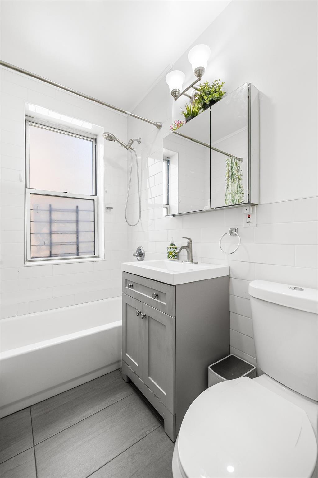 #10 photo, 99-41 64 Avenue, 皇后區 雷哥公園 Rego Park , NY 11374