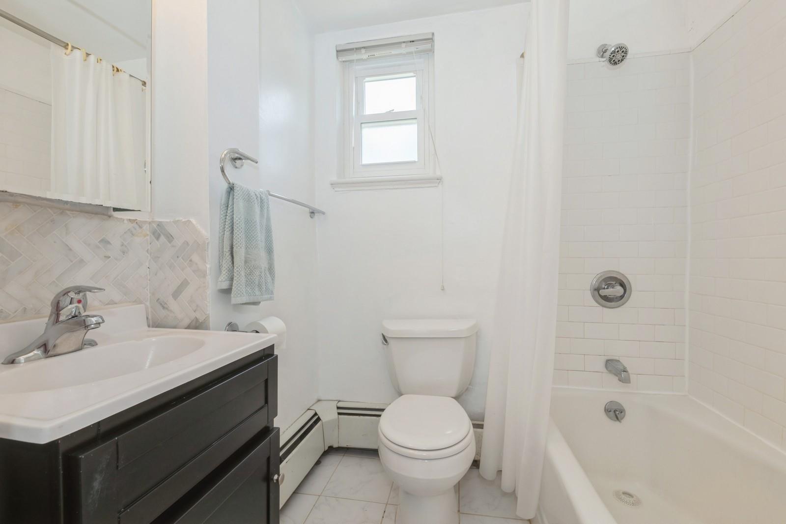 #17 photo, 147-35 Village Road, 皇后區 Briarwood , NY 11435