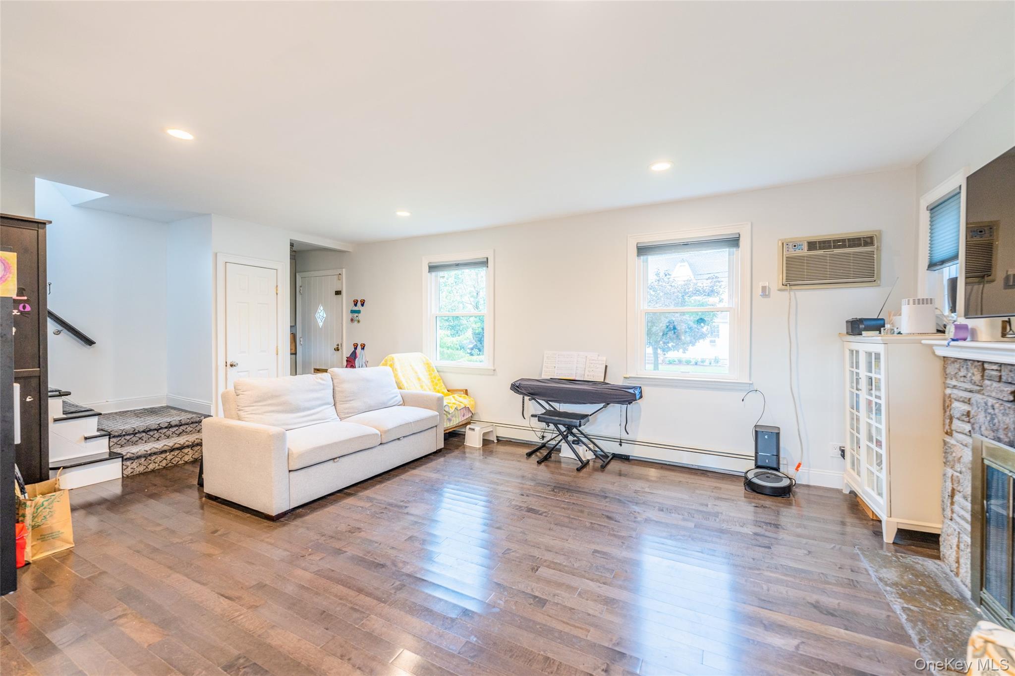 #6 photo, 43 Jayson Avenue, Great Neck , NY 11021