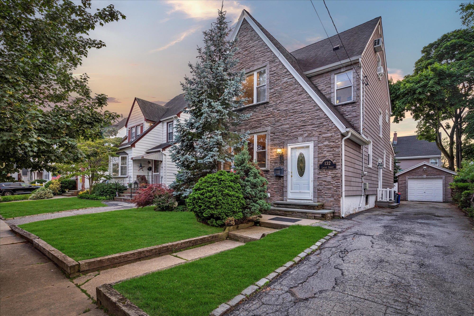 #1 photo, 132 Locust Street, 長島 Valley Stream , NY 11581