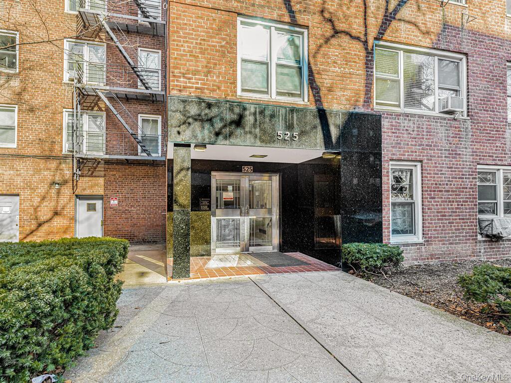 #13 photo, 525 W 236th Street, Bronx , NY 10463