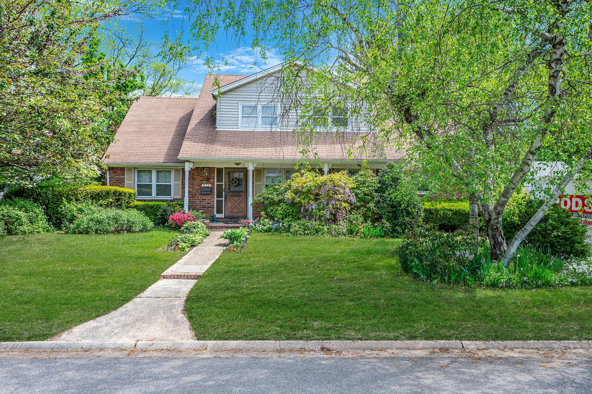 #1 photo, 212 5th Avenue, West Babylon , NY 11704