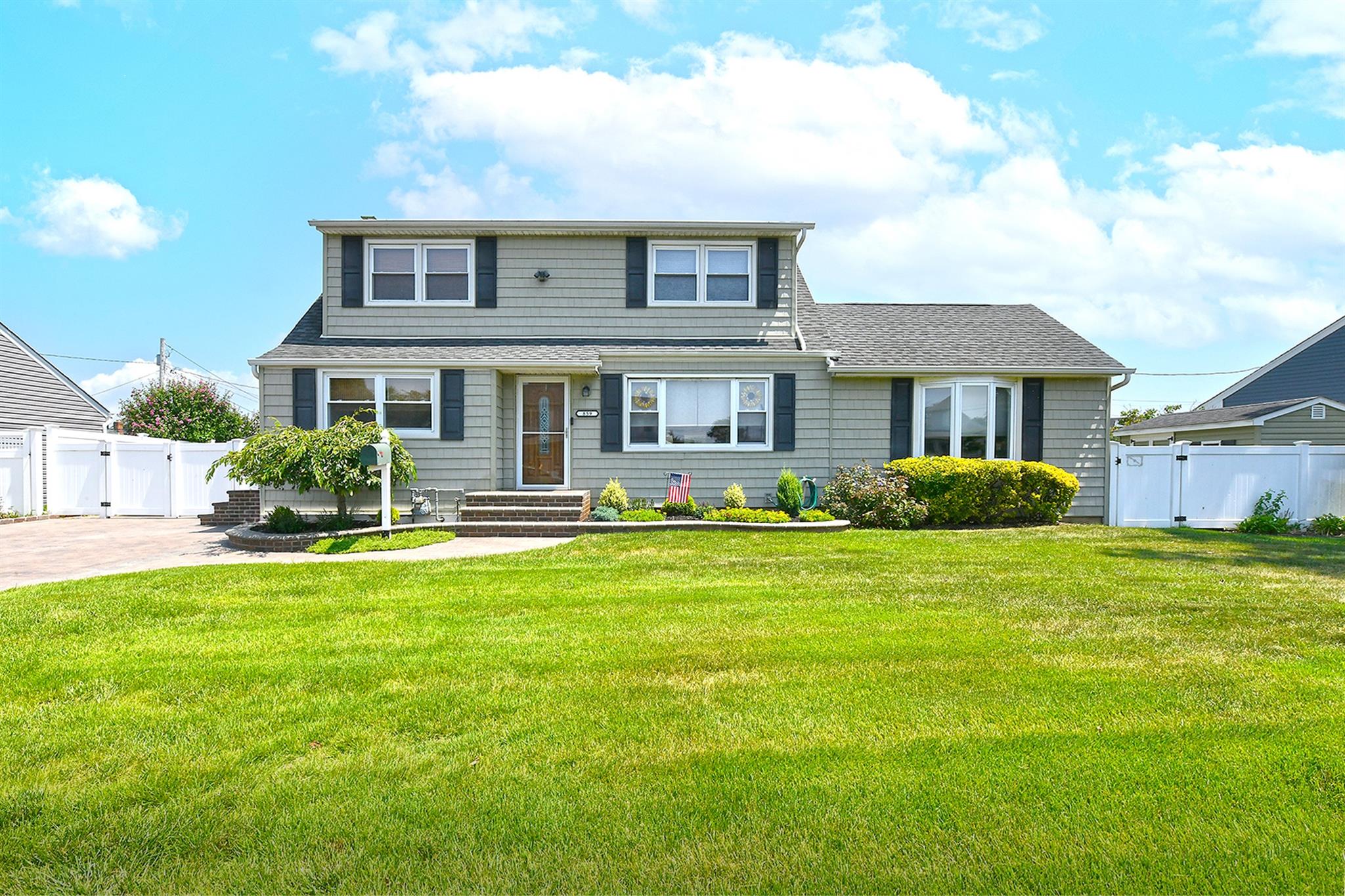 #1 photo, 859 Brent Drive, ناسو Wantagh , NY 11793