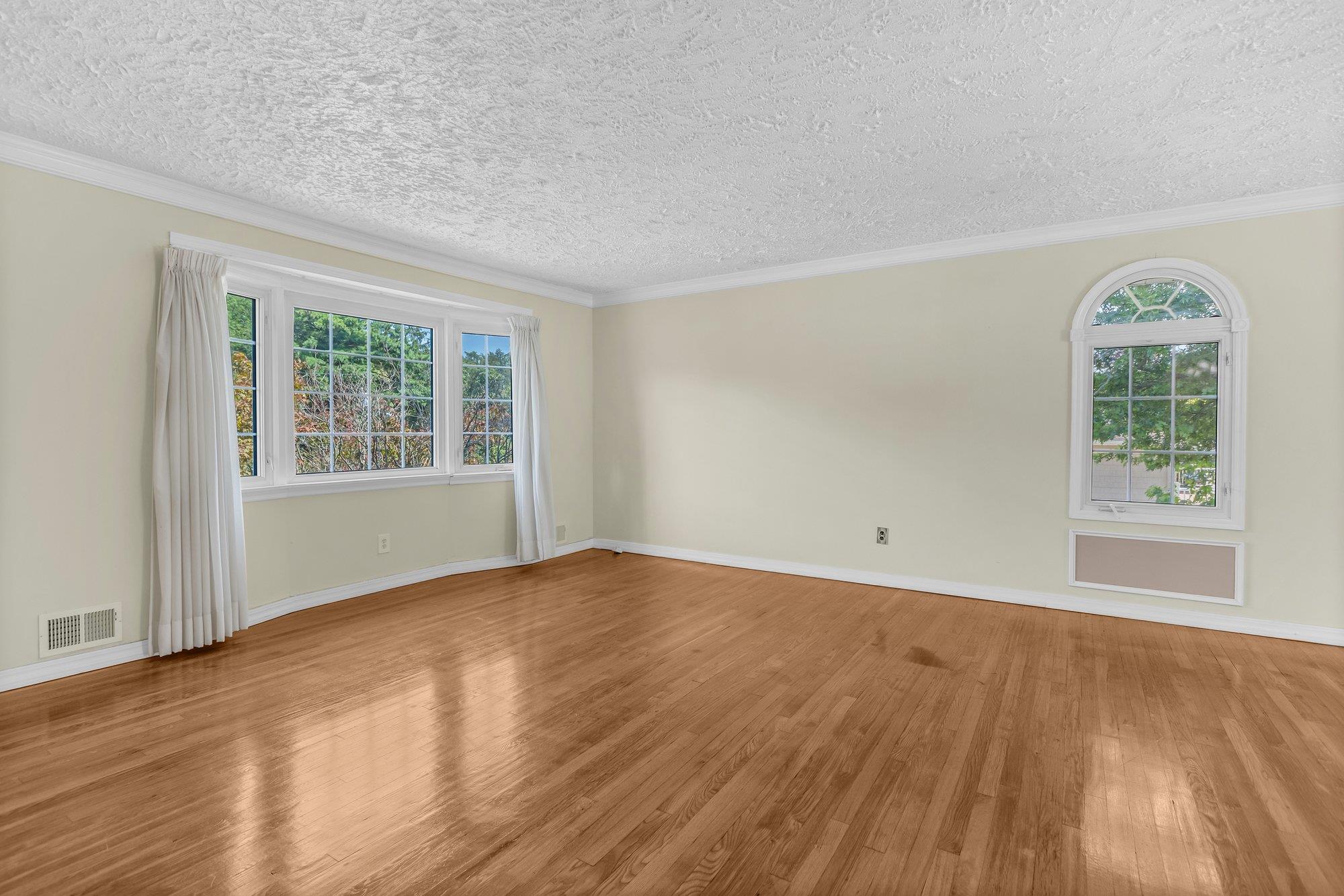 #4 photo, 118 Yale Avenue, Oakdale , NY 11769