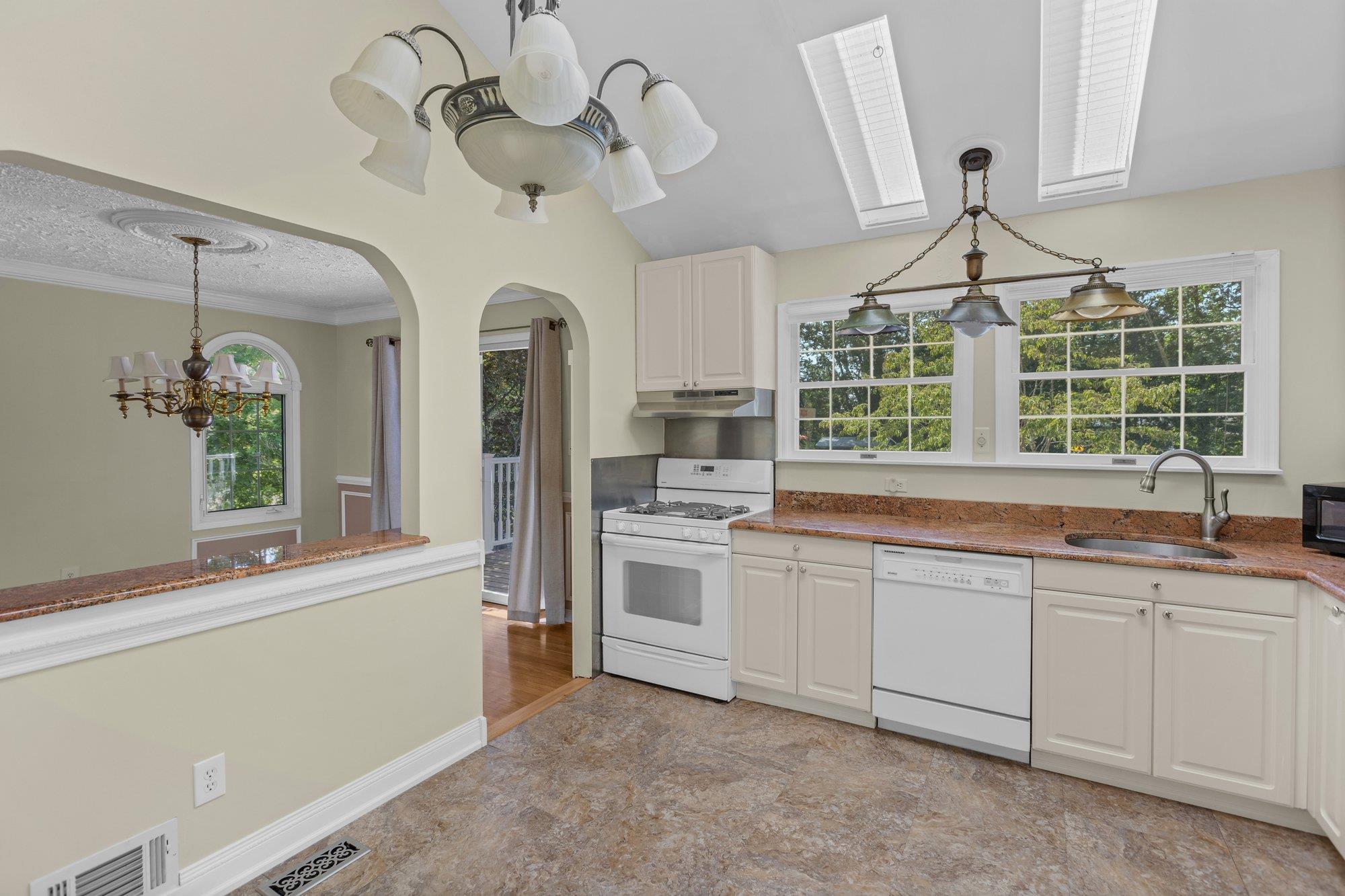 #8 photo, 118 Yale Avenue, Oakdale , NY 11769