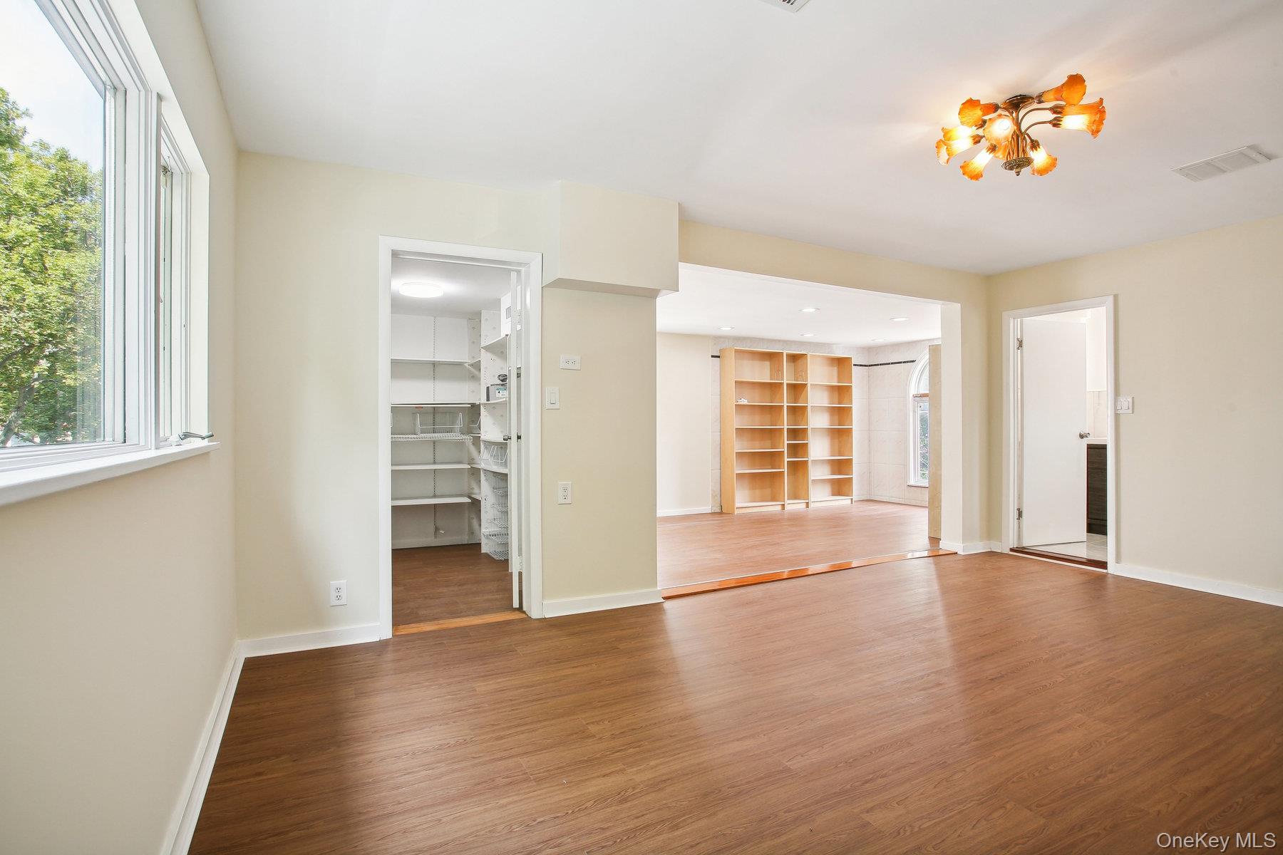 #12 photo, 82-43 213th Street, クイーンズ区 Hollis Hills , NY 11427