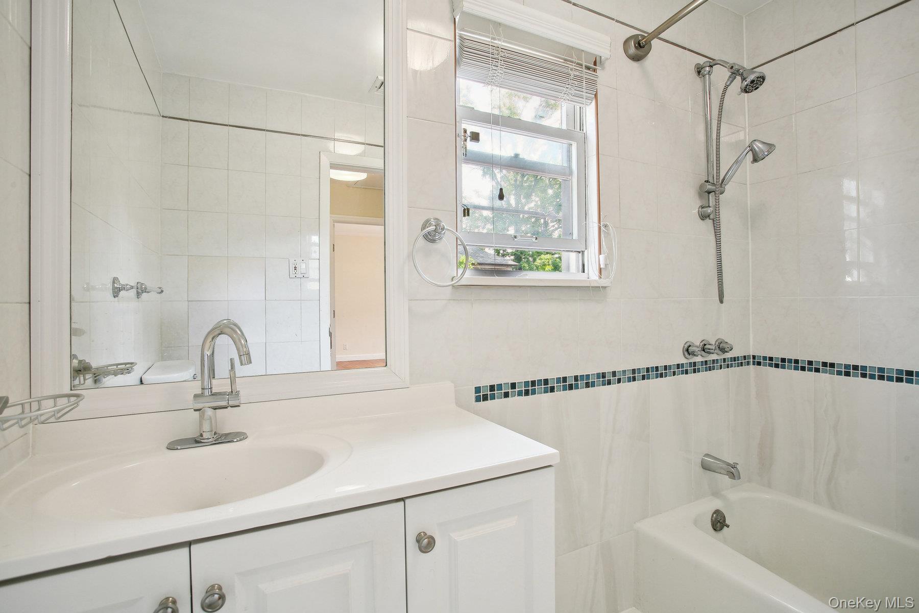 #20 photo, 82-43 213th Street, クイーンズ区 Hollis Hills , NY 11427