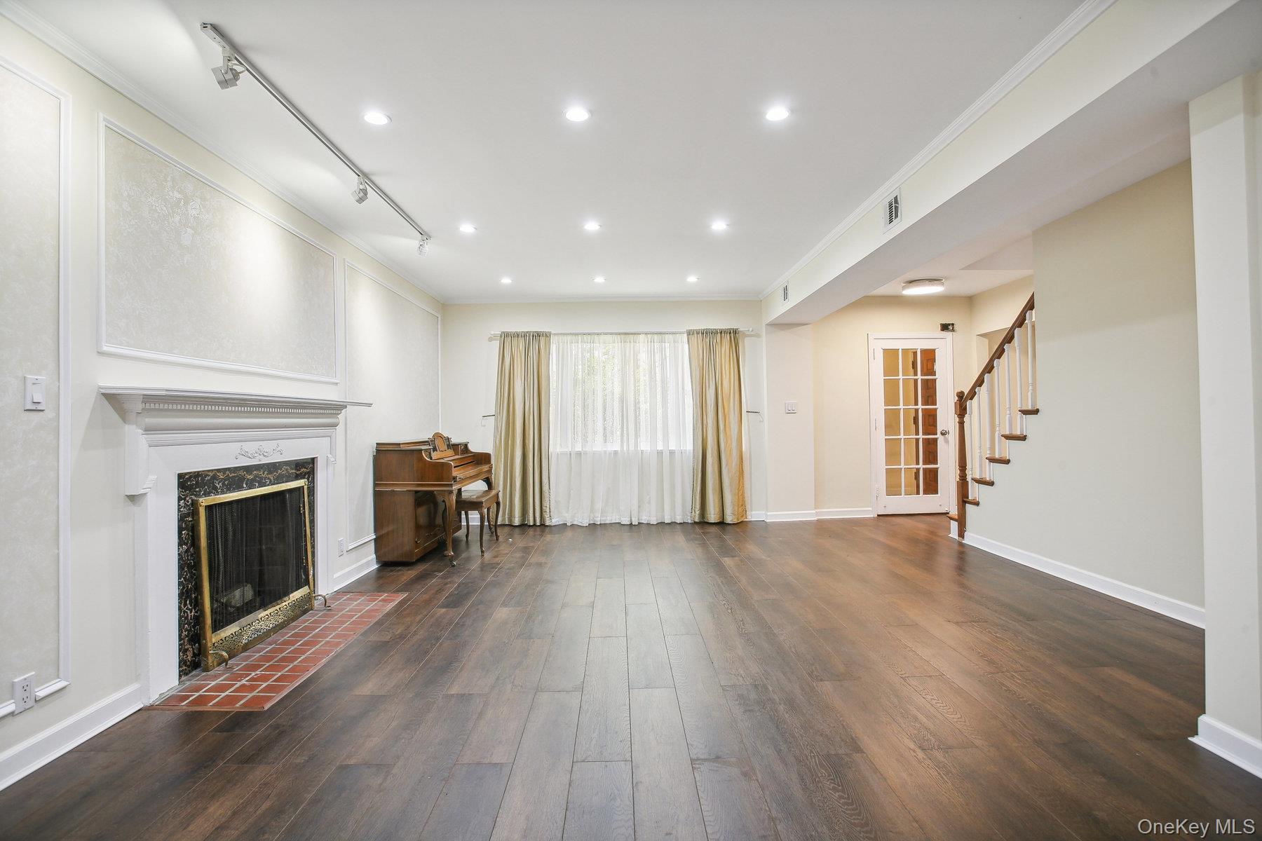 #3 photo, 82-43 213th Street, クイーンズ区 Hollis Hills , NY 11427