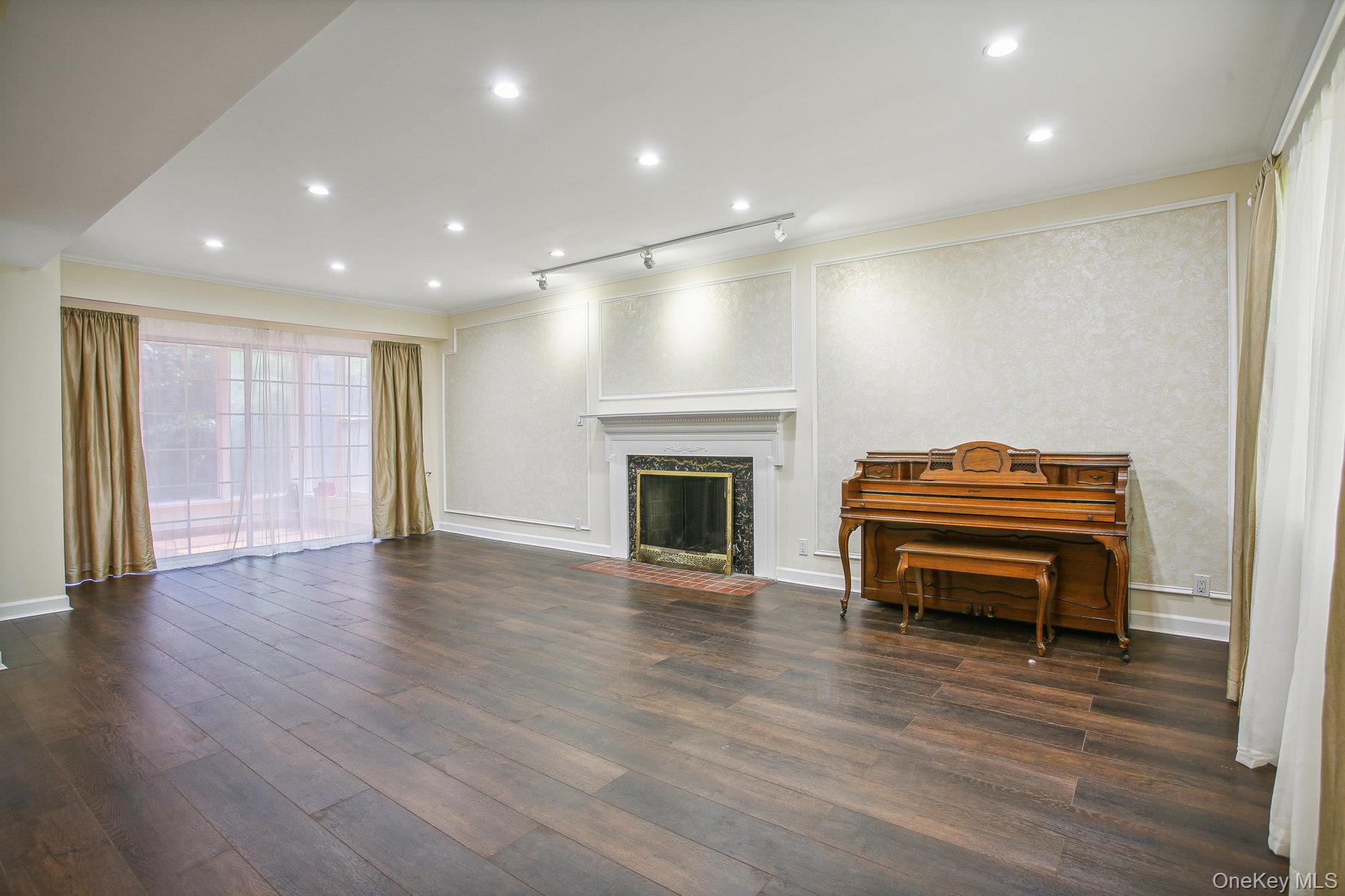 #4 photo, 82-43 213th Street, クイーンズ区 Hollis Hills , NY 11427