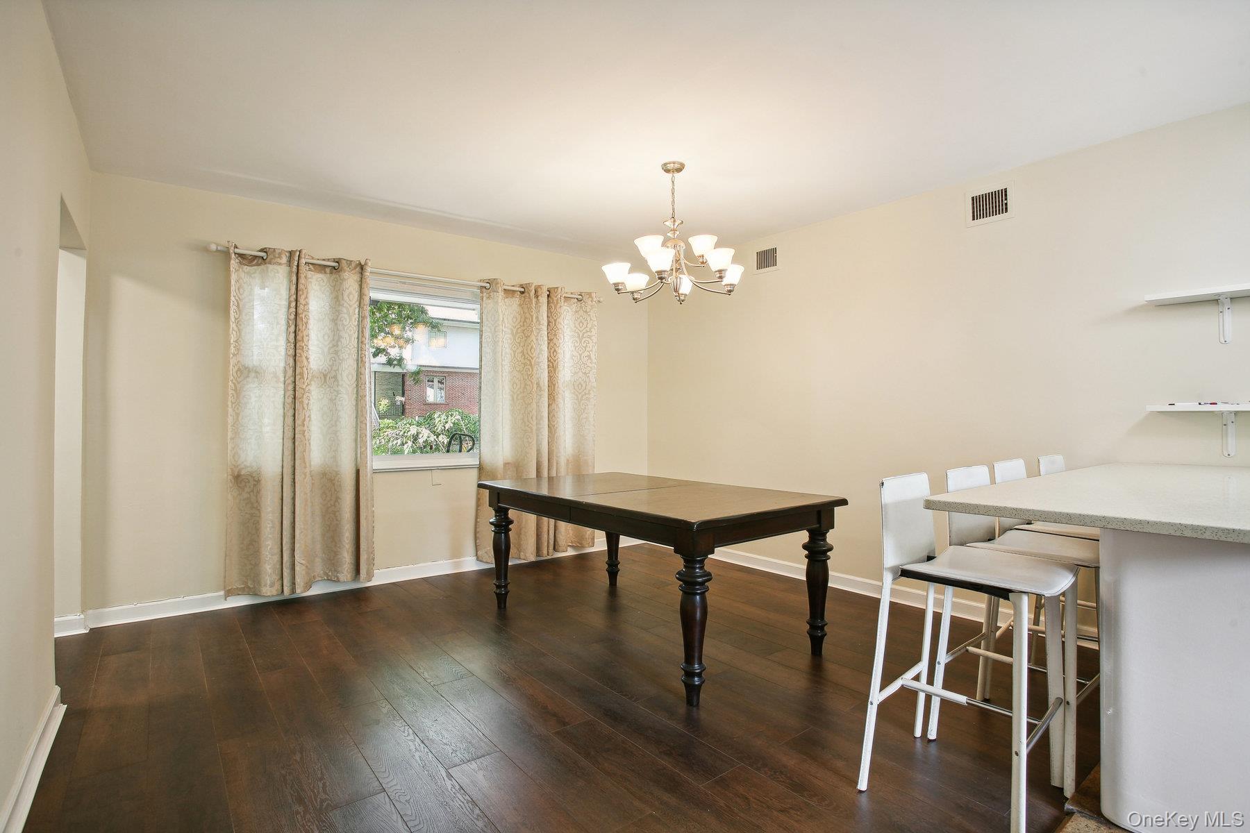 #5 photo, 82-43 213th Street, クイーンズ区 Hollis Hills , NY 11427