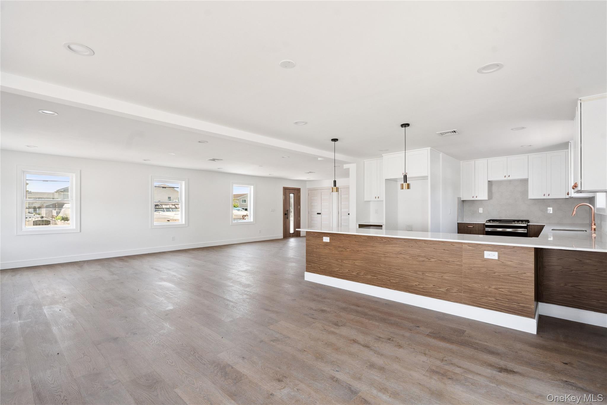 #12 photo, 771 S 9th Street, サフォーク郡 Lindenhurst , NY 11757