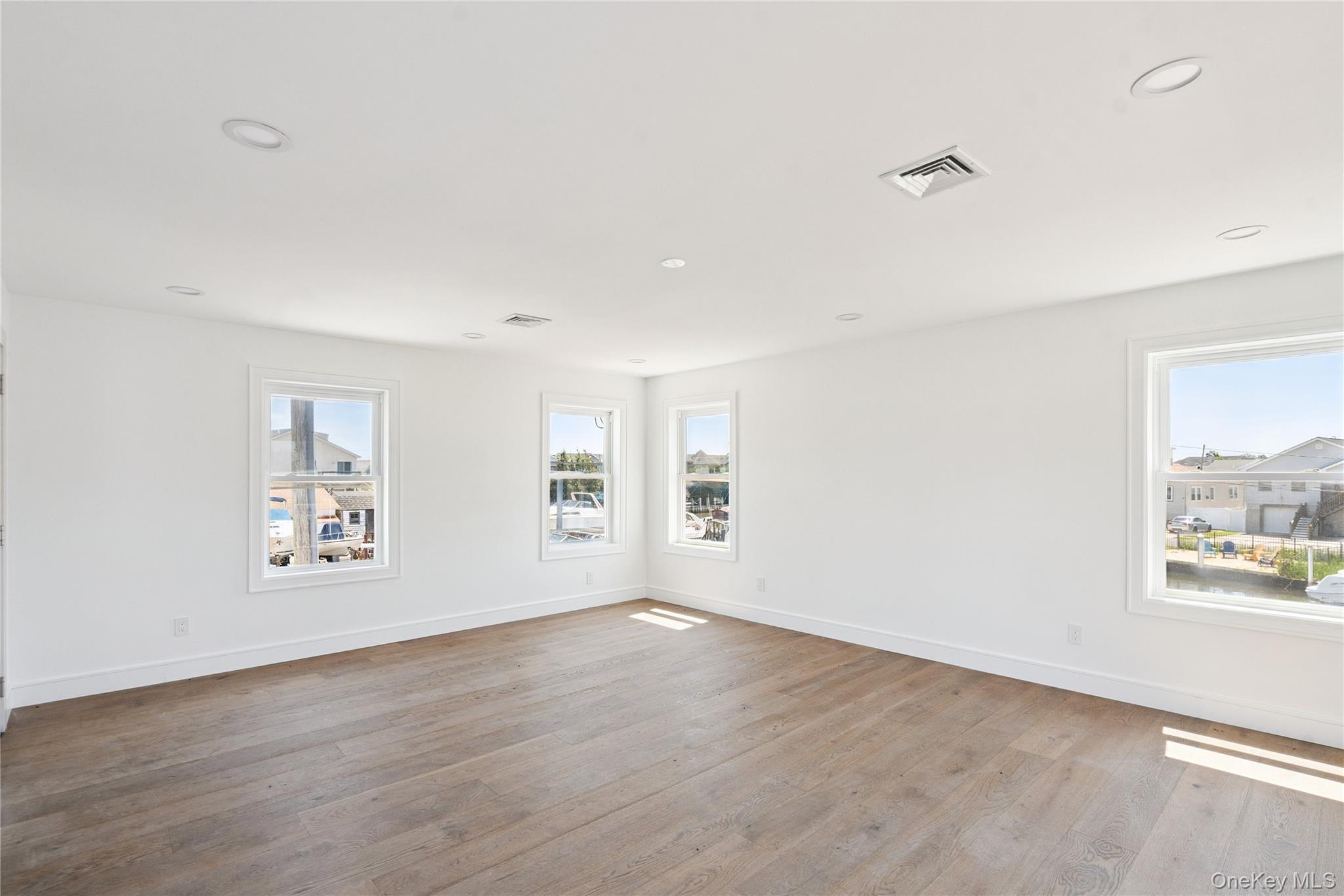 #17 photo, 771 S 9th Street, サフォーク郡 Lindenhurst , NY 11757