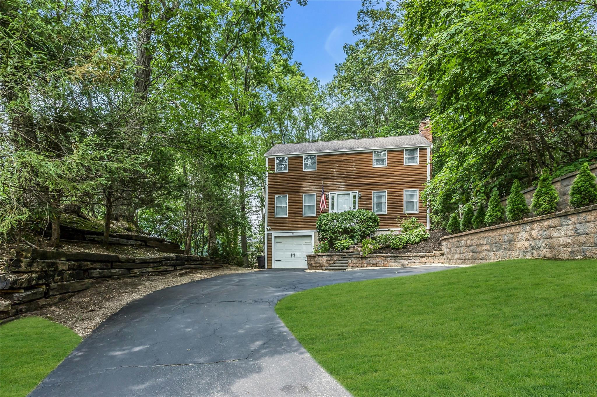 #1 photo, 20 Cranbrook Court, 東長島 Centerport , NY 11721