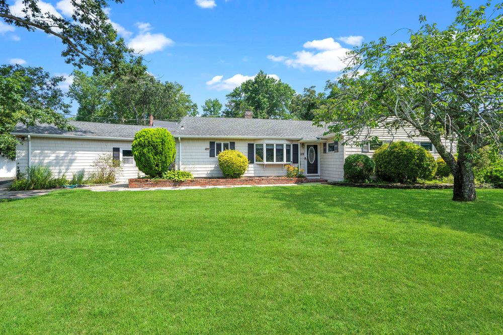 #1 photo, 189 Connetquot Drive, Oakdale , NY 11769