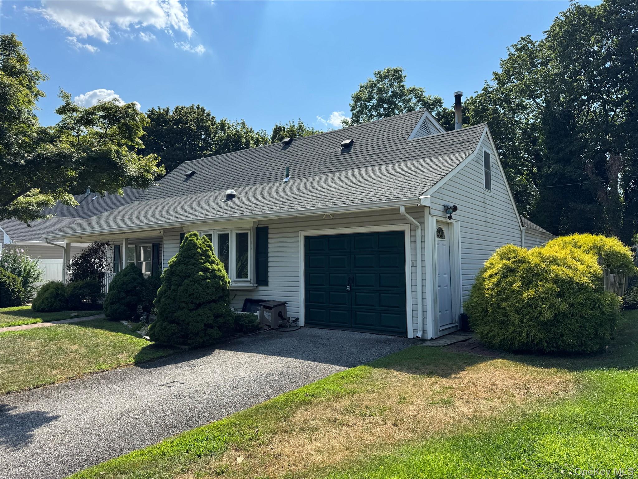 #1 photo, 332 Jamaica Boulevard, ناسو Carle Place , NY 11514