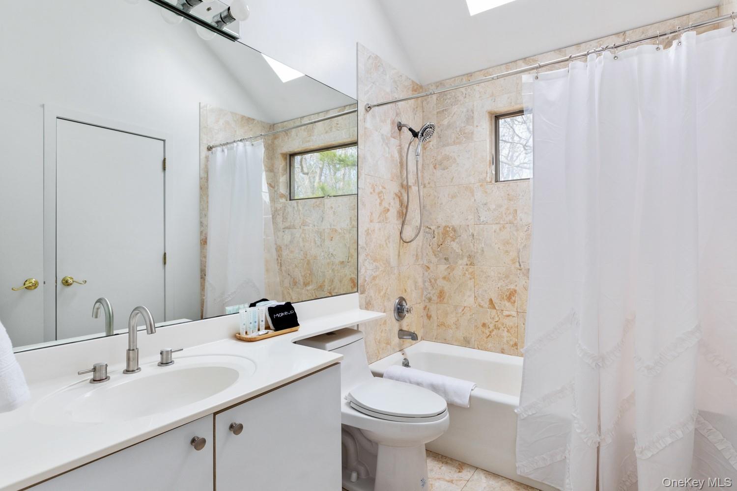 #20 photo, 12 Douglas Court, サフォーク郡 Hampton Bays , NY 11946