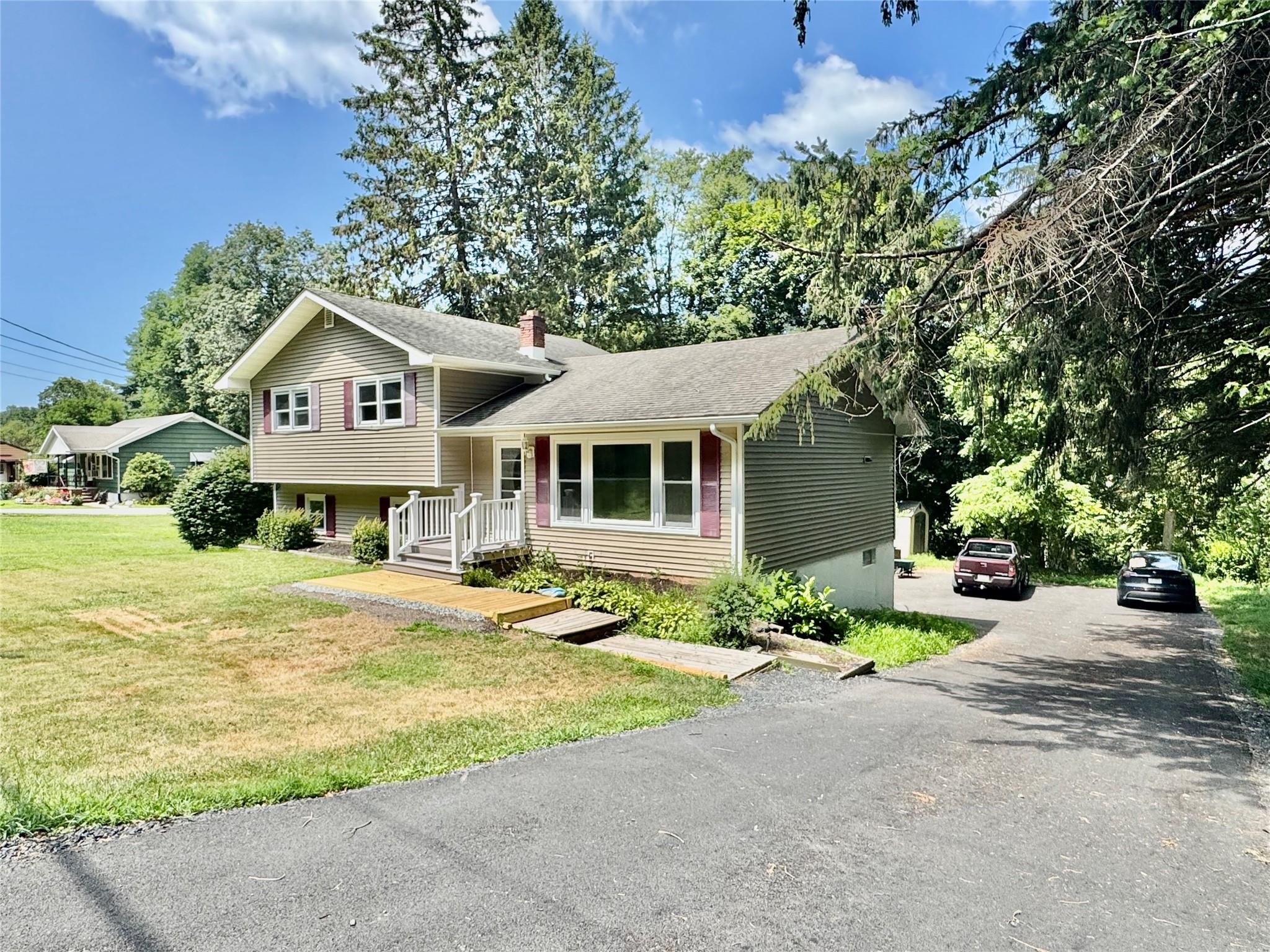 #1 photo, 407 Neversink Drive, 紐約州 Port Jervis , NY 12771