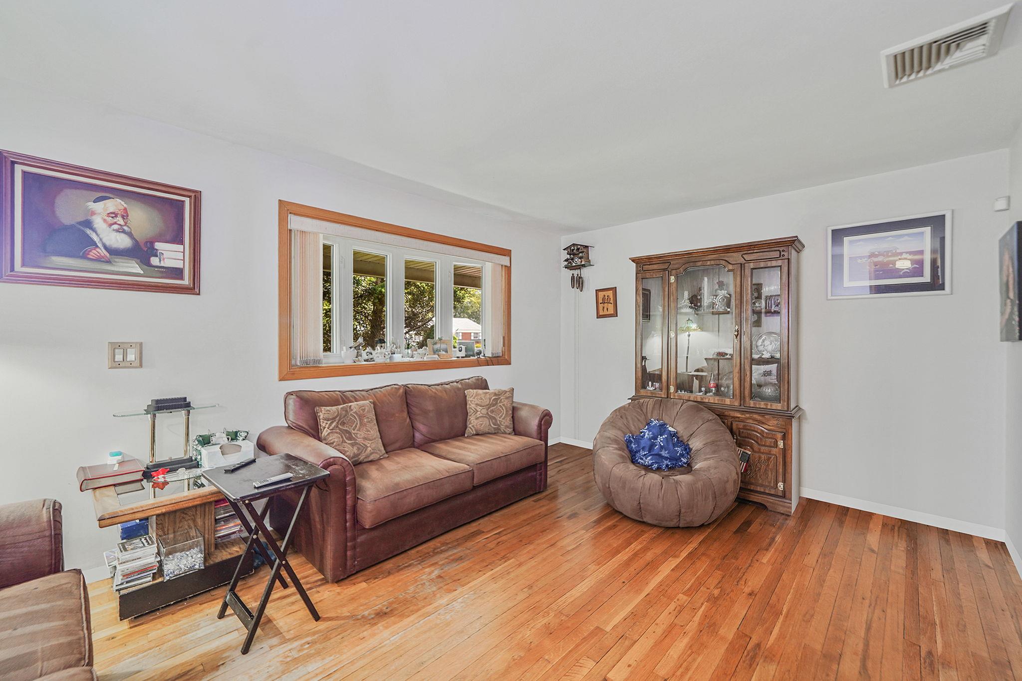 #11 photo, 43 Bowdoin Road, 東長島 Centereach , NY 11720