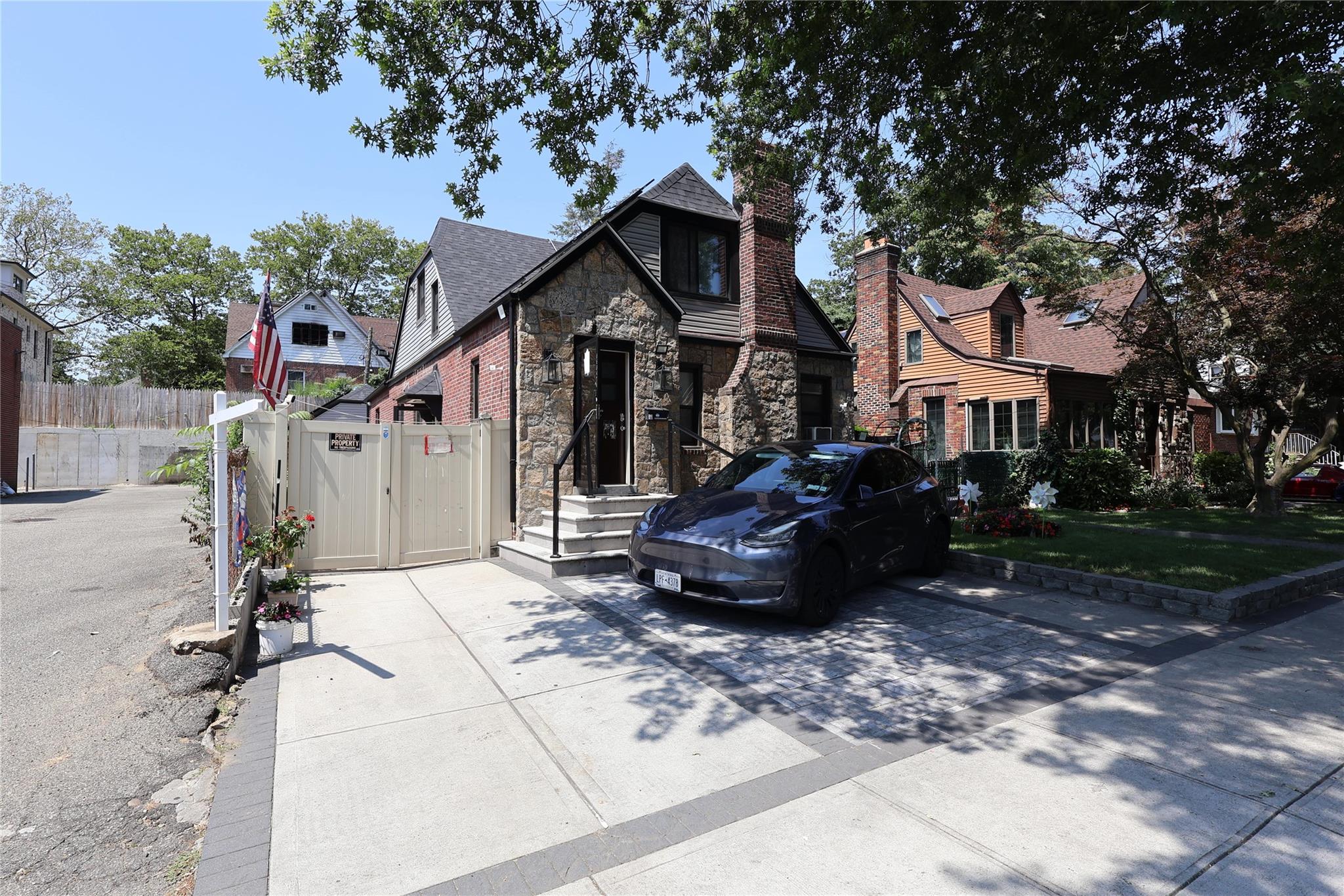 #2 photo, 8684 188th Street, クイーンズ区 Jamaica Estates , NY 11423