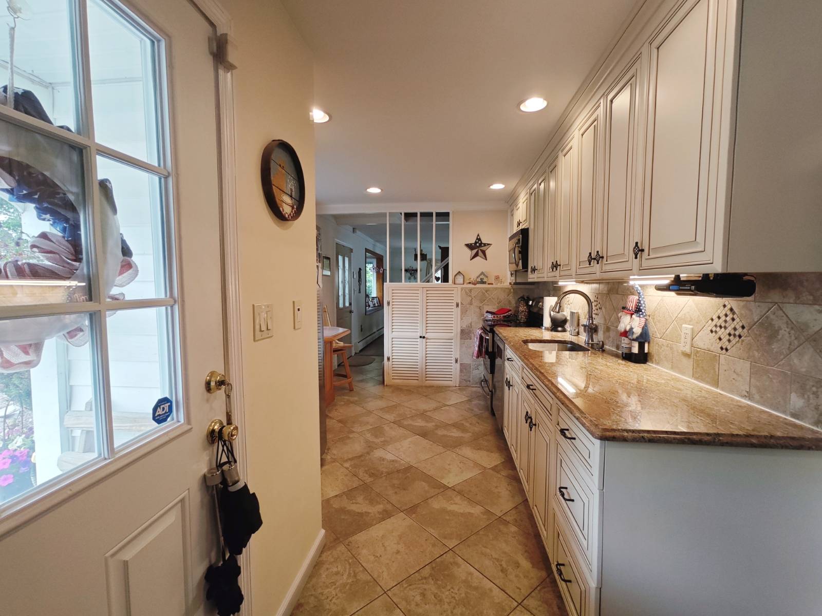 #2 photo, 646 Whittier St, ナッソー郡 Westbury , NY 11590