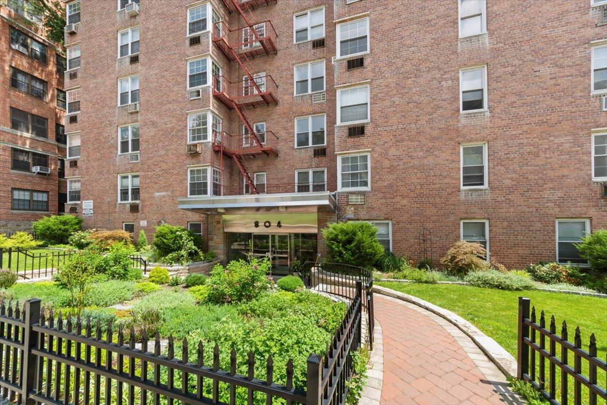 #1 photo, 804 Bronx River, Bronxville , NY 10708