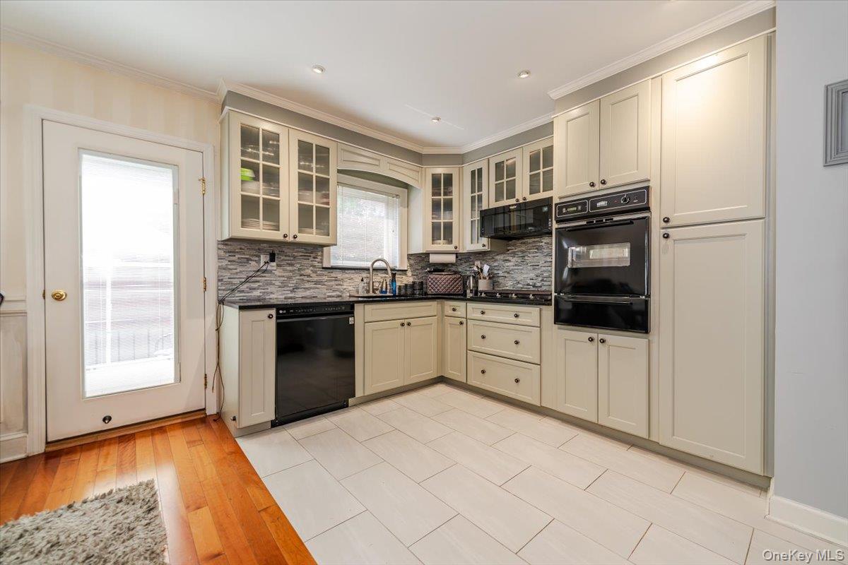 #4 photo, 903 Vincent Avenue, Bronx , NY 10465