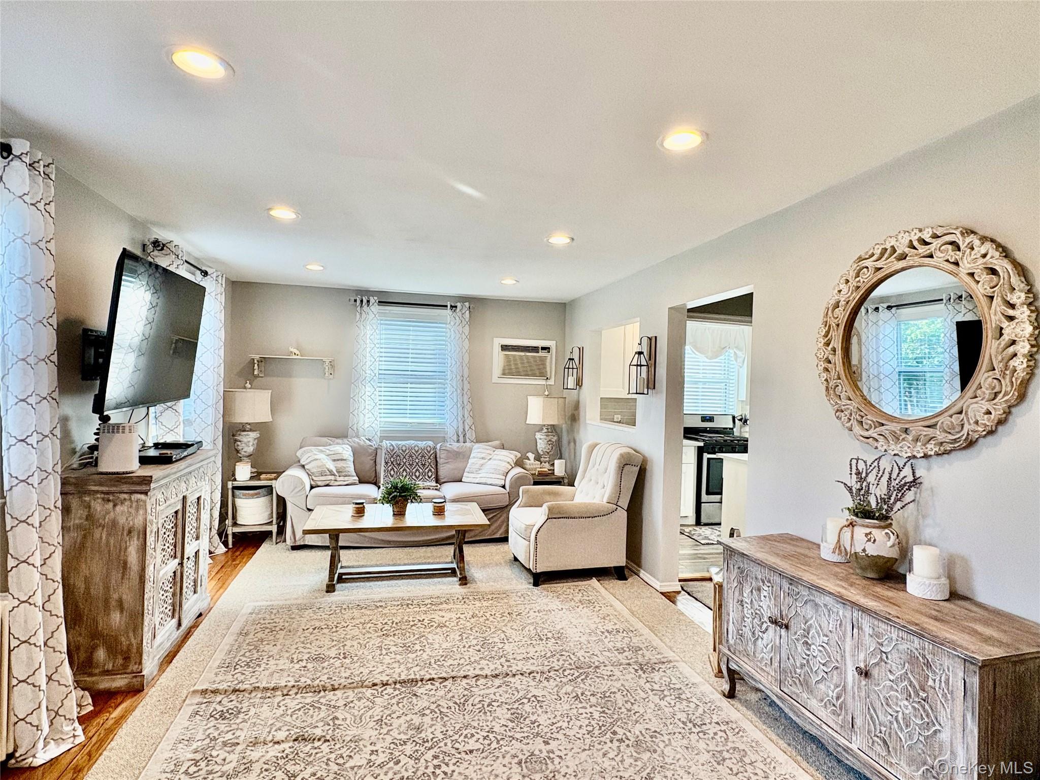 #1 photo, 260-08 74 Avenue, Glen Oaks , NY 11426