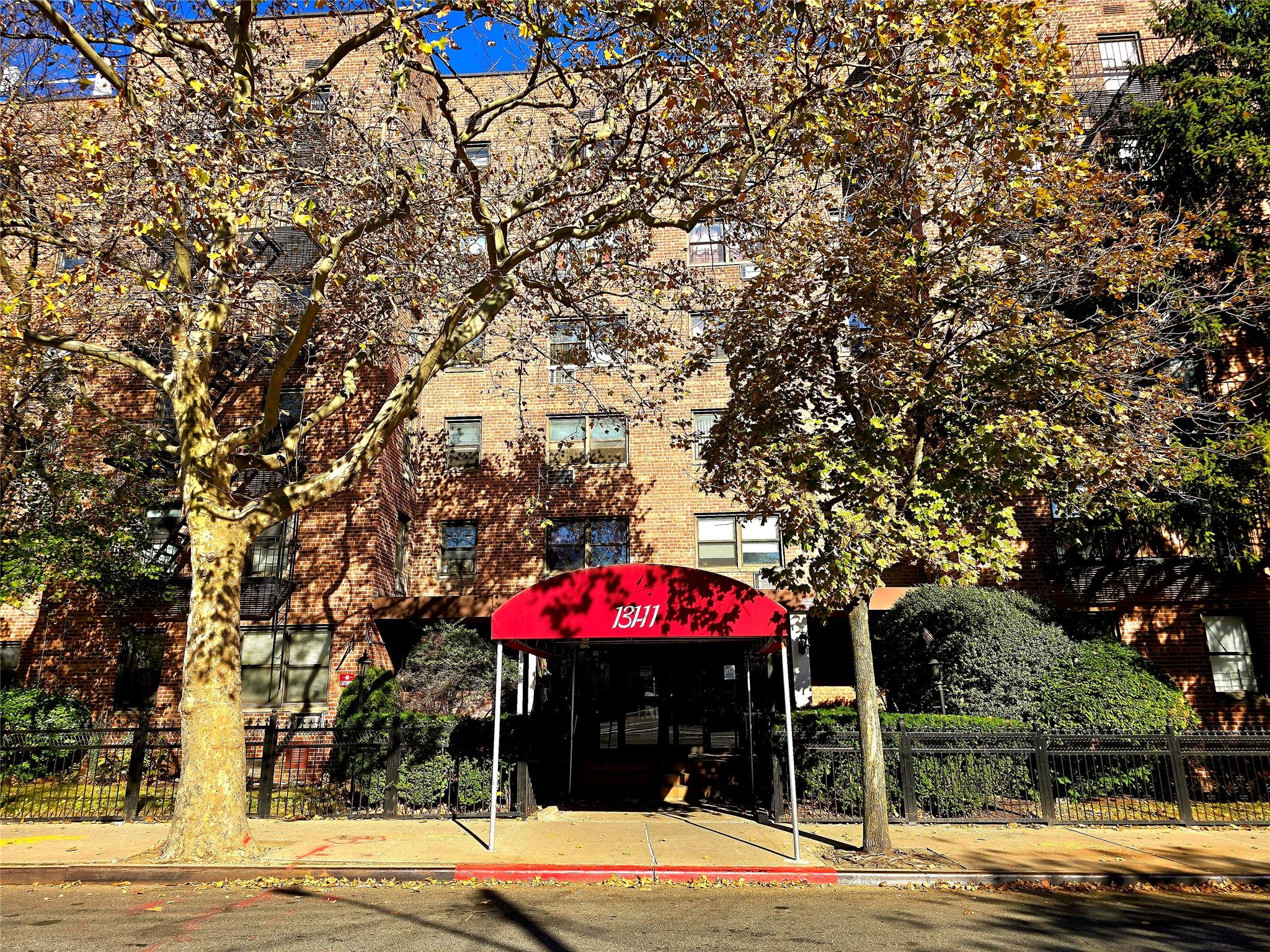 #1 photo, 131-11 Kew Gardens Rd, クイーンズ区 Richmond Hill , NY 11418