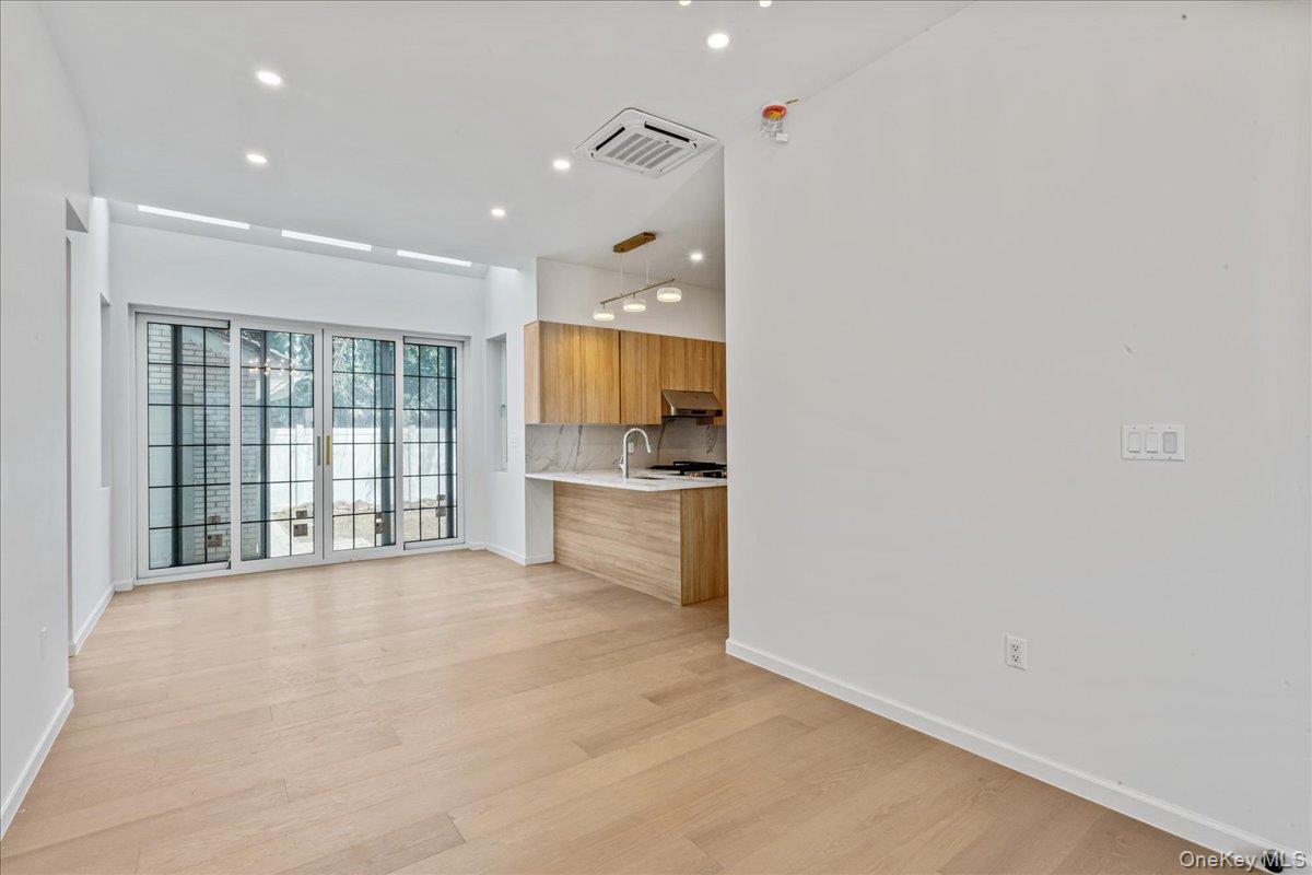 #3 photo, 150-17 Hawtree Street, クイーンズ区 Ozone Park , NY 11417