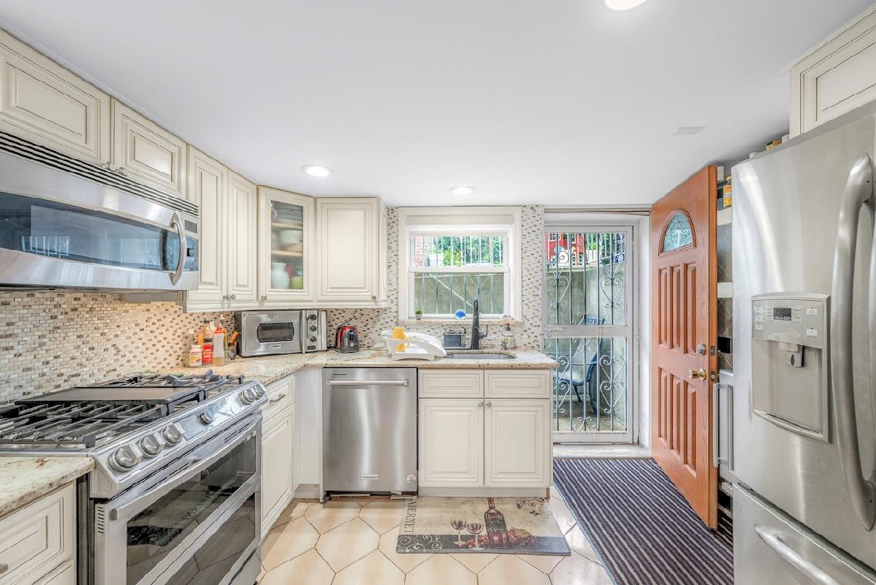 #18 photo, 4818 190th Street, Fresh Meadows , NY 11365