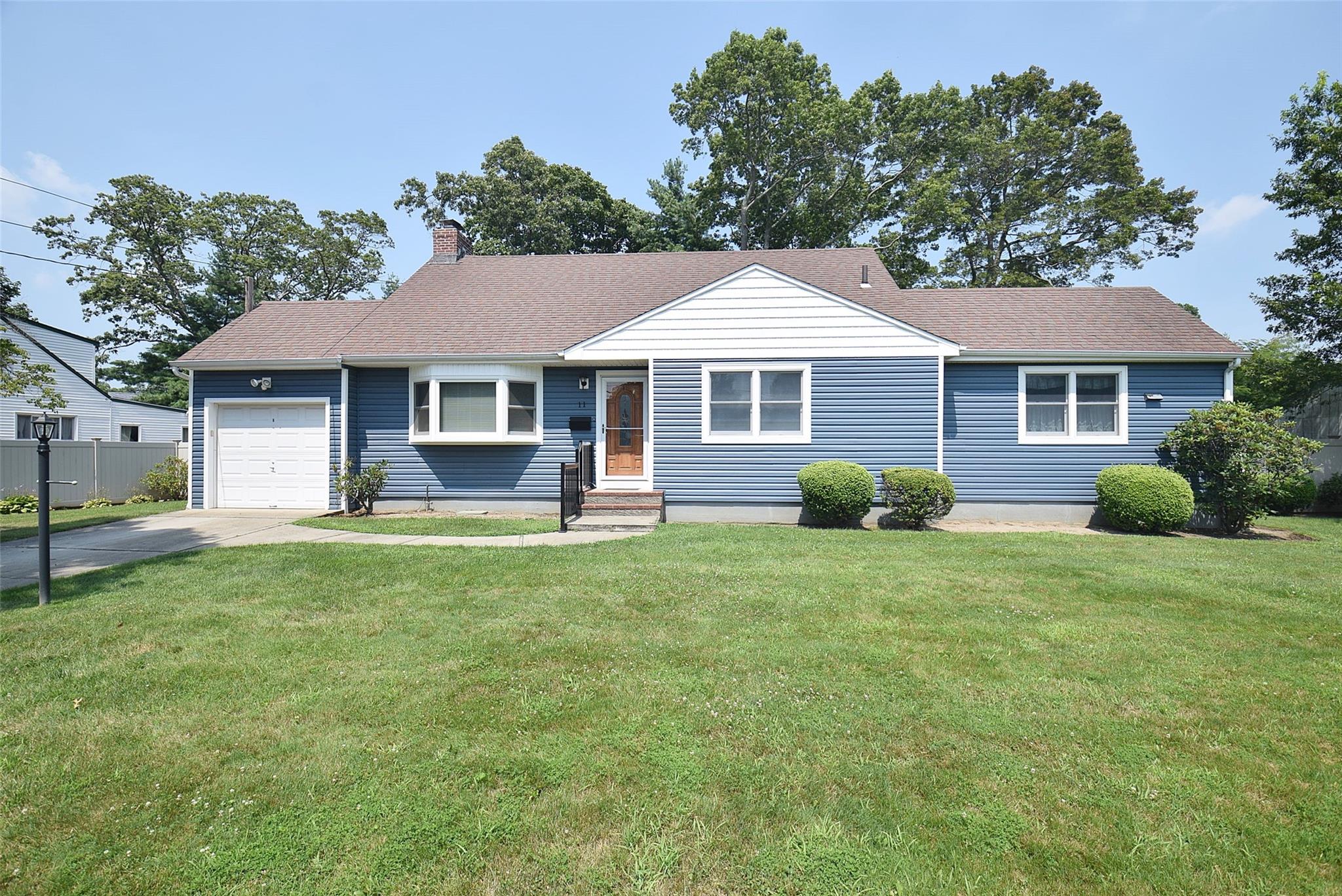 #1 photo, 11 Southwood Lane, North Babylon , NY 11703