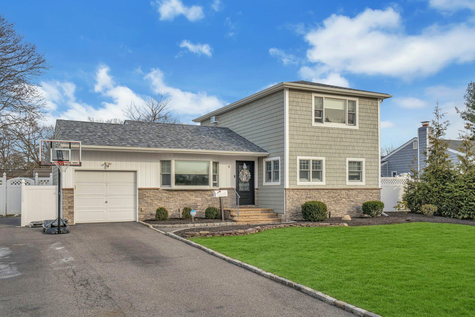 #1 photo, 9 Orchid Lane, Commack , NY 11725