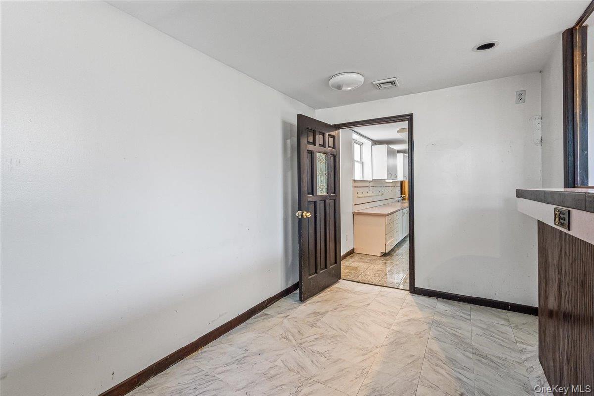 #15 photo, 8702 188th Street, クイーンズ区 Jamaica Estates , NY 11423