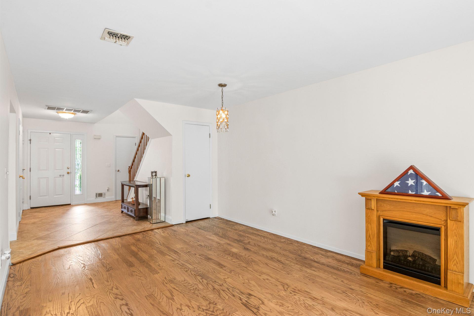 #10 photo, 124 Erin Lane, サフォーク郡 East Setauket , NY 11733