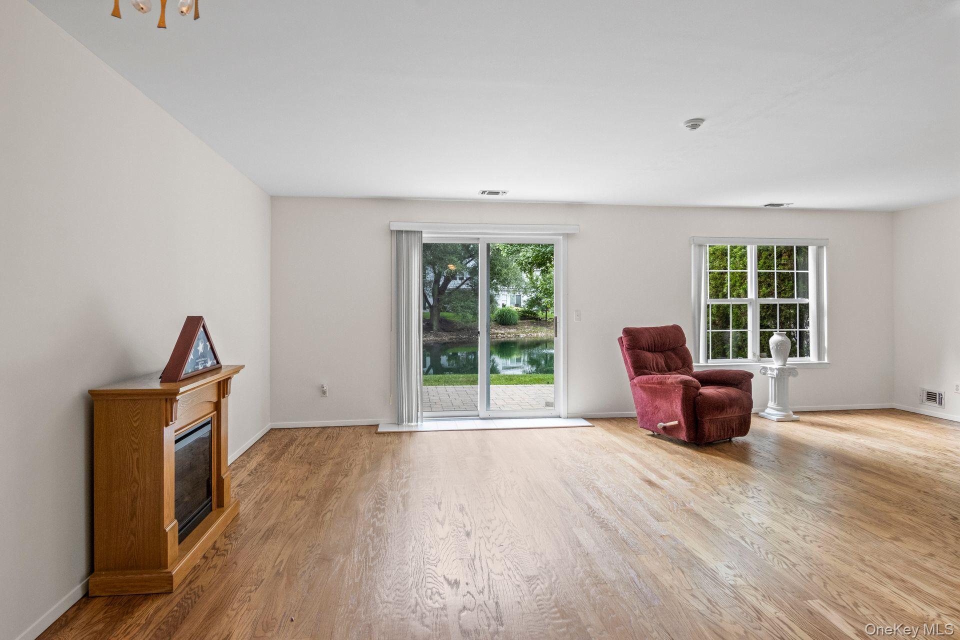 #11 photo, 124 Erin Lane, サフォーク郡 East Setauket , NY 11733