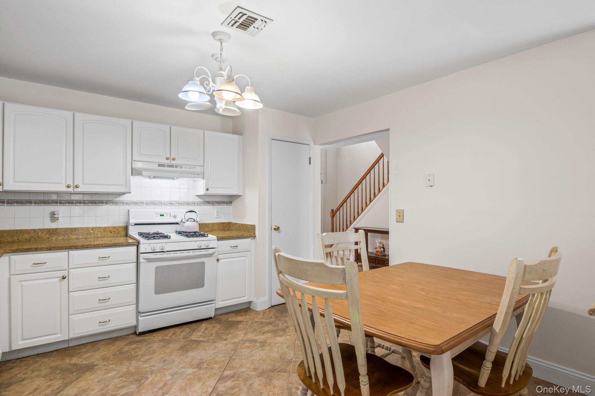 #4 photo, 124 Erin Lane, サフォーク郡 East Setauket , NY 11733