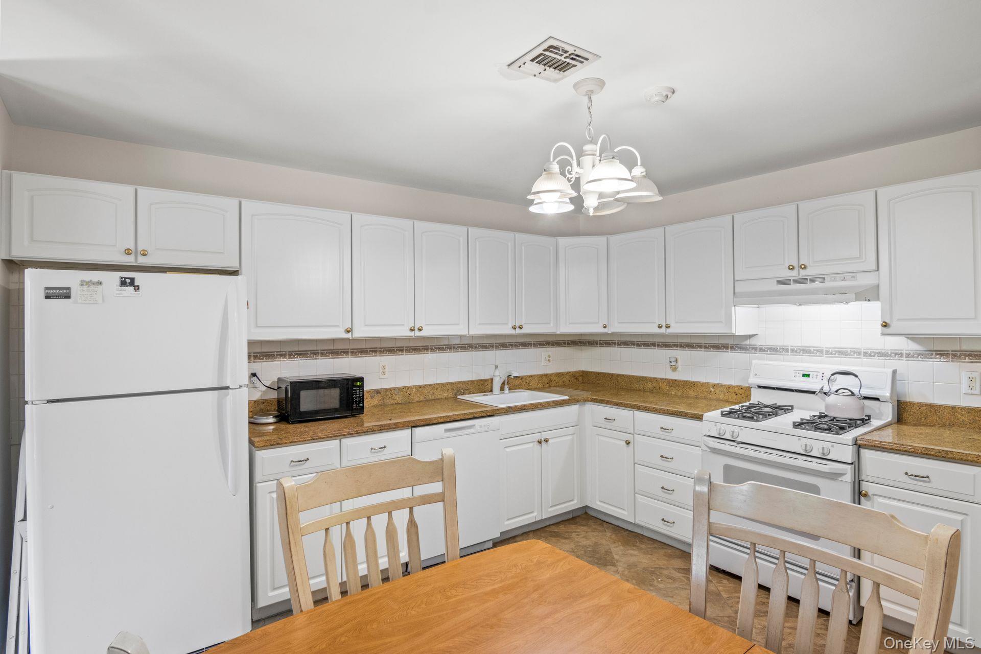 #5 photo, 124 Erin Lane, サフォーク郡 East Setauket , NY 11733