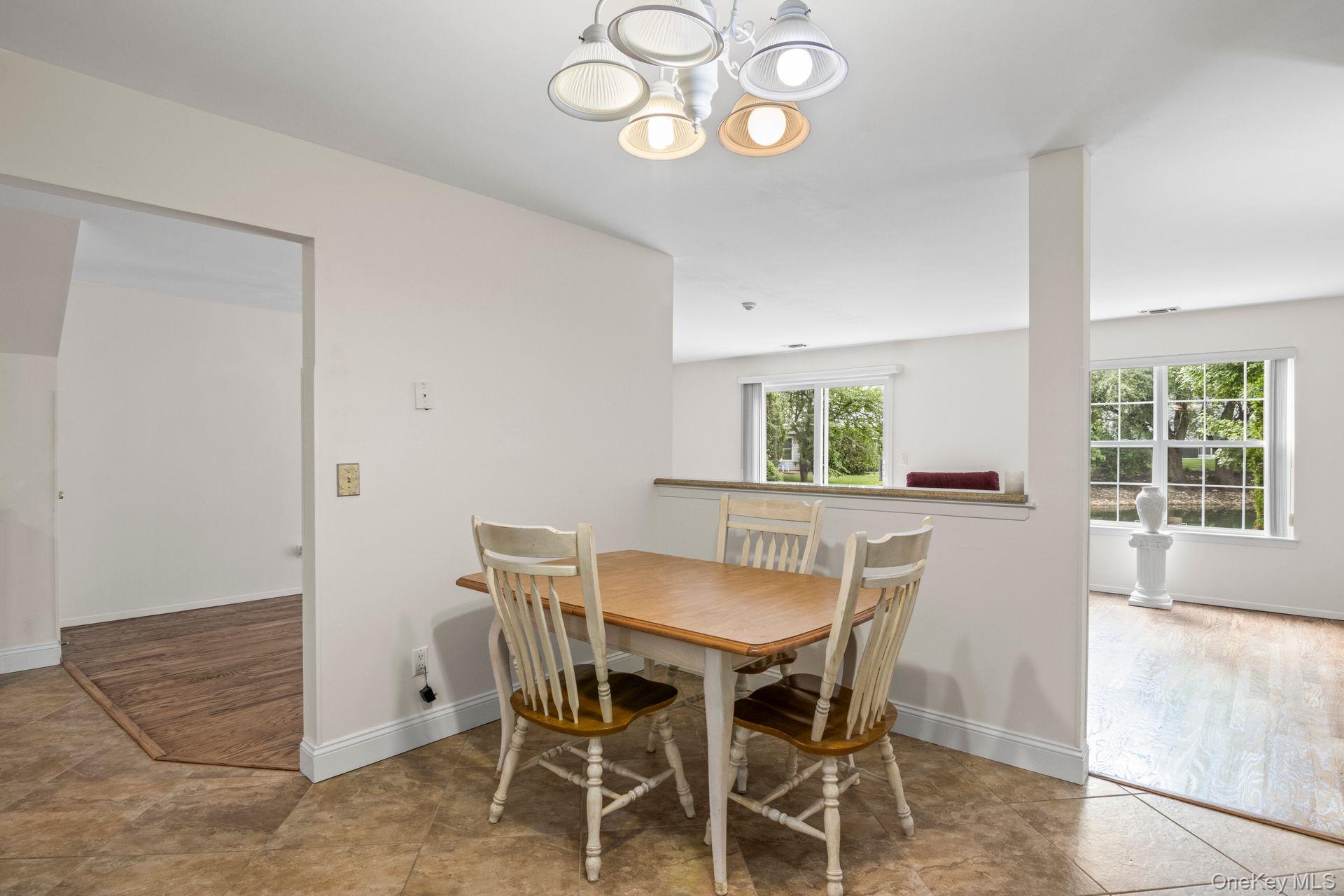 #7 photo, 124 Erin Lane, サフォーク郡 East Setauket , NY 11733