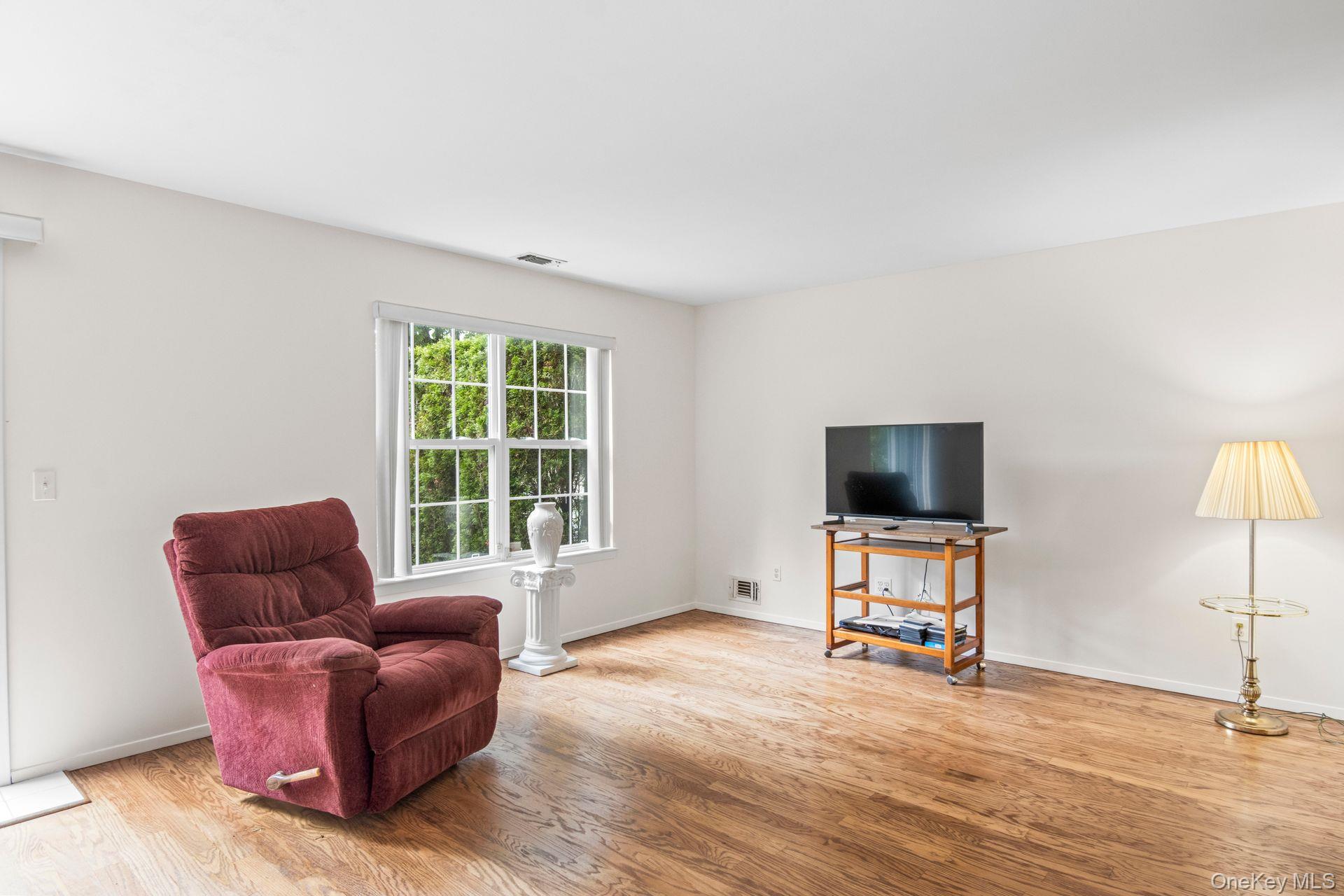 #8 photo, 124 Erin Lane, サフォーク郡 East Setauket , NY 11733