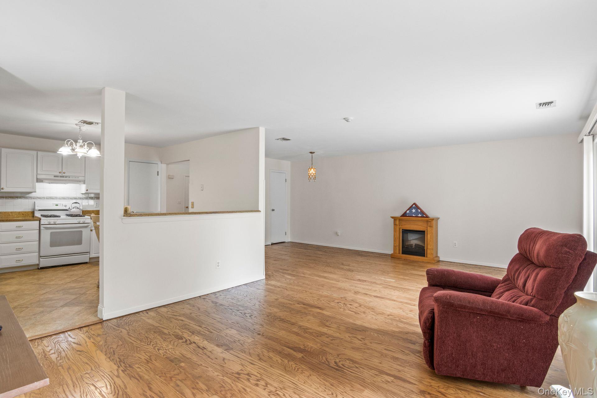 #9 photo, 124 Erin Lane, サフォーク郡 East Setauket , NY 11733