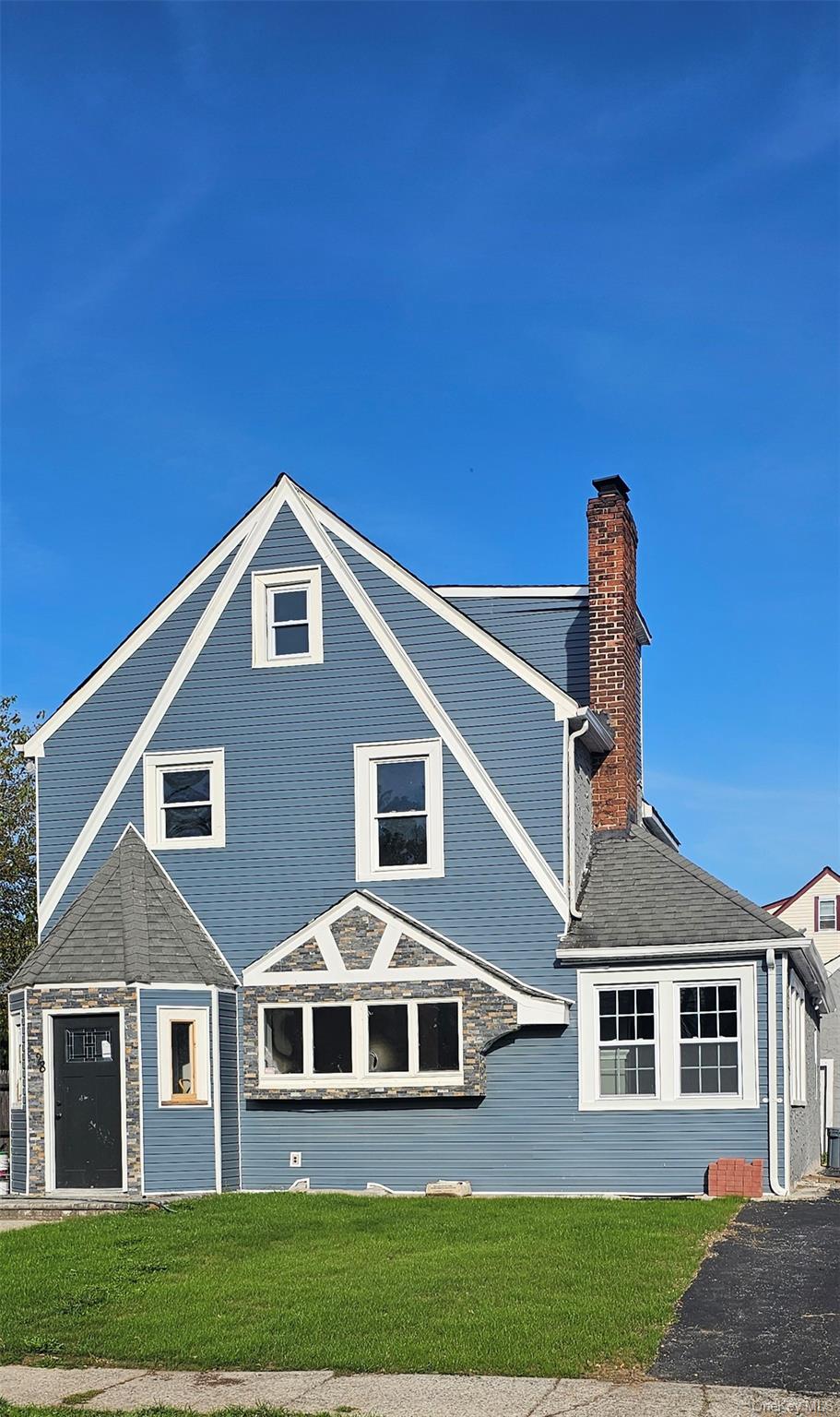 #1 photo, 28 Cornwall Lane, Hempstead , NY 11550