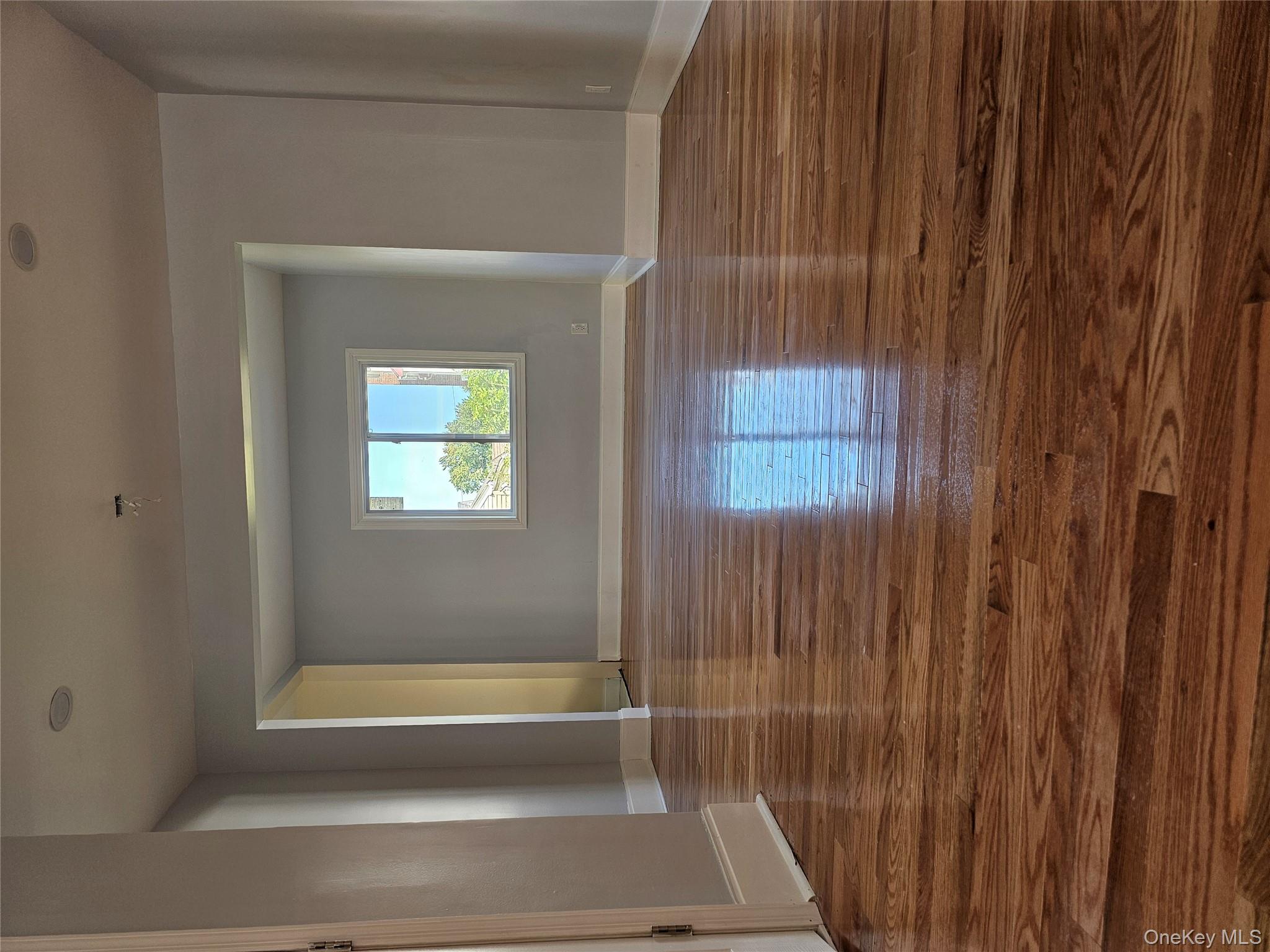 #4 photo, 28 Cornwall Lane, Hempstead , NY 11550