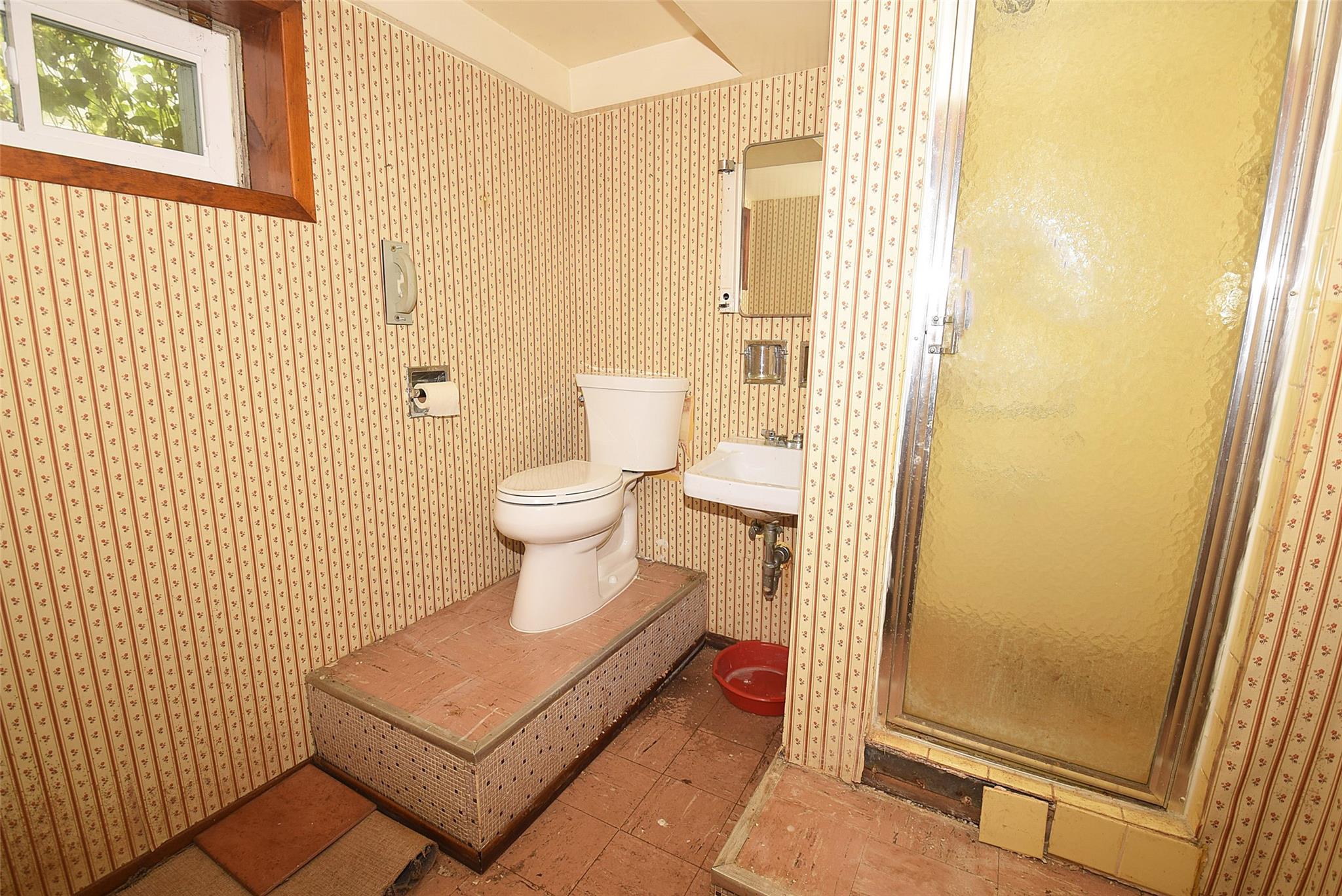 #17 photo, 644 7th Street, Garden City South , NY 11530