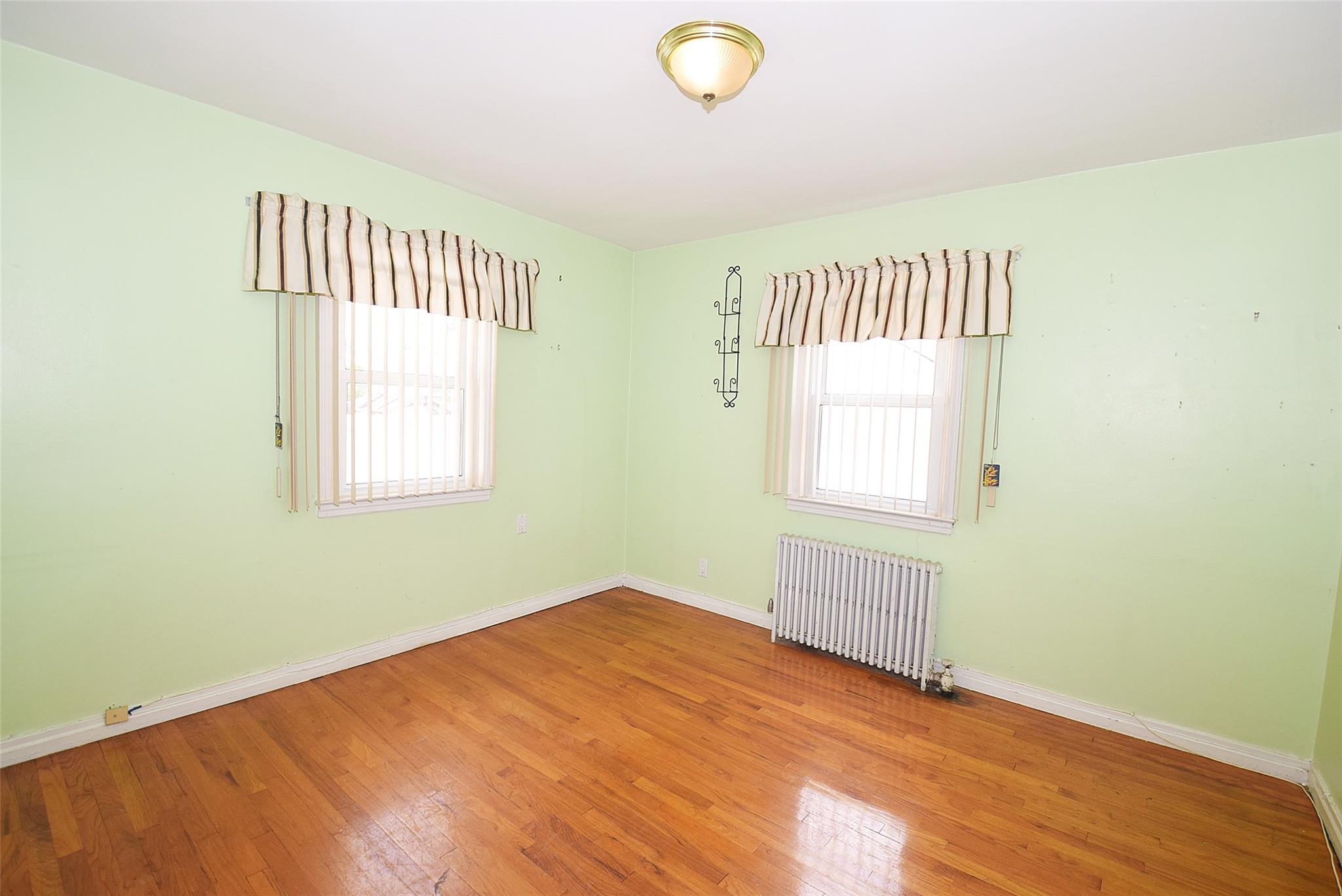 #8 photo, 644 7th Street, Garden City South , NY 11530