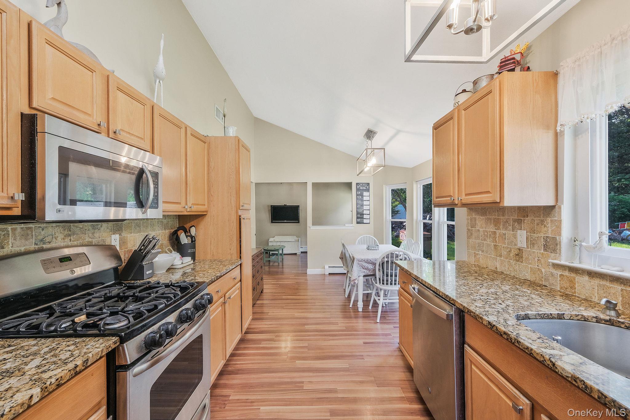 #10 photo, 32 Summercress Lane, サフォーク郡 Coram , NY 11727