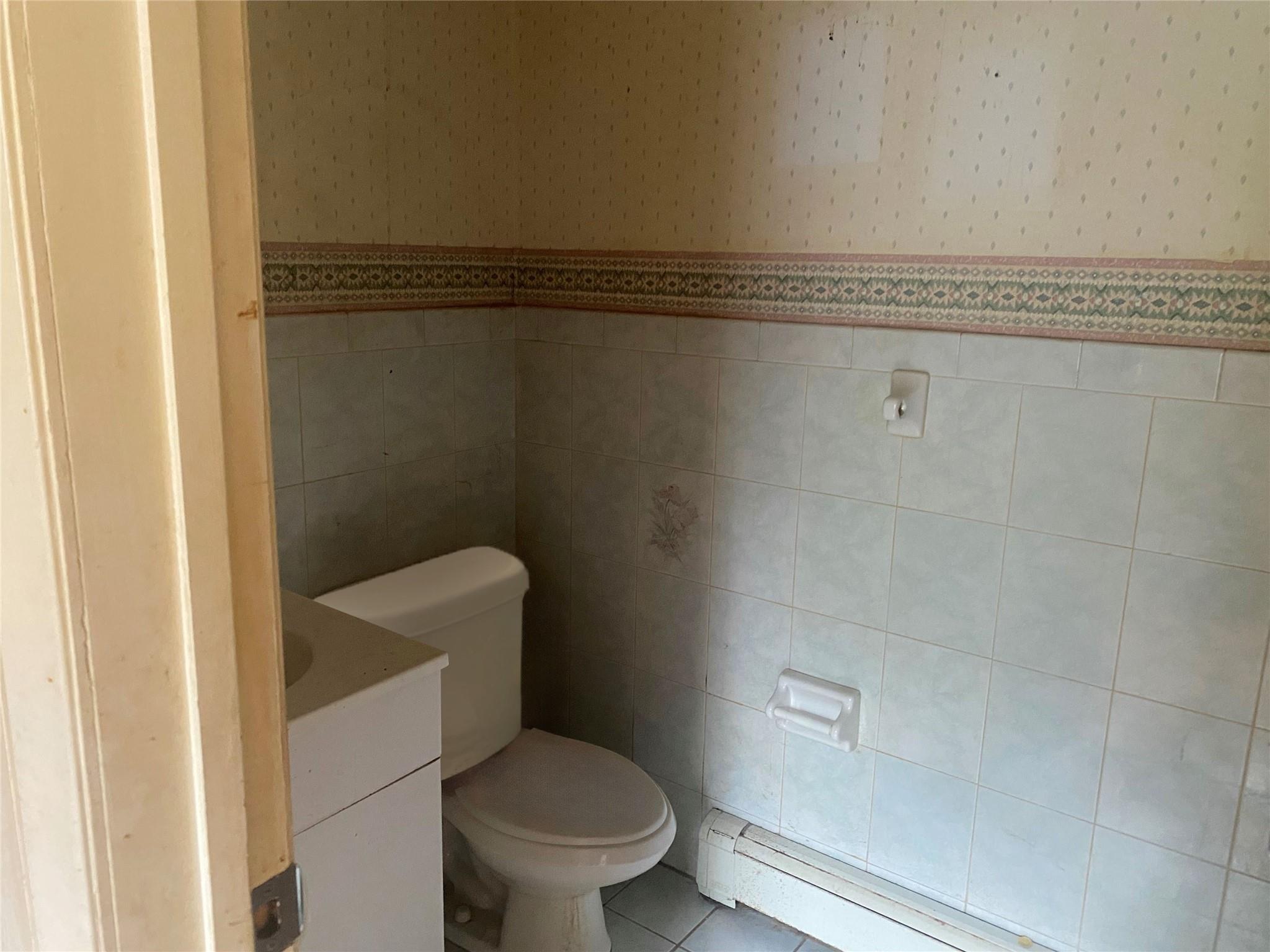 #8 photo, 1 Lewis Place, Lynbrook , NY 11563