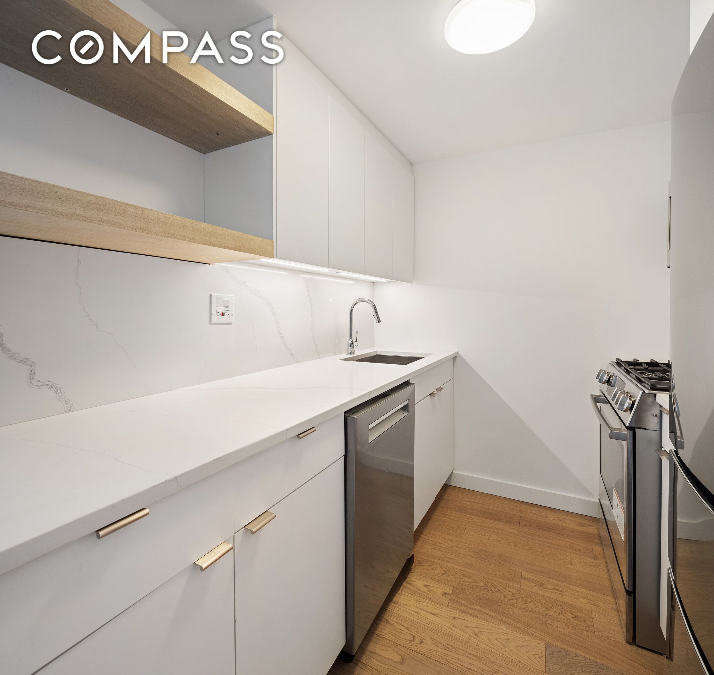 #11 photo, 7 E 14th Street, Flatiron , NY 10003