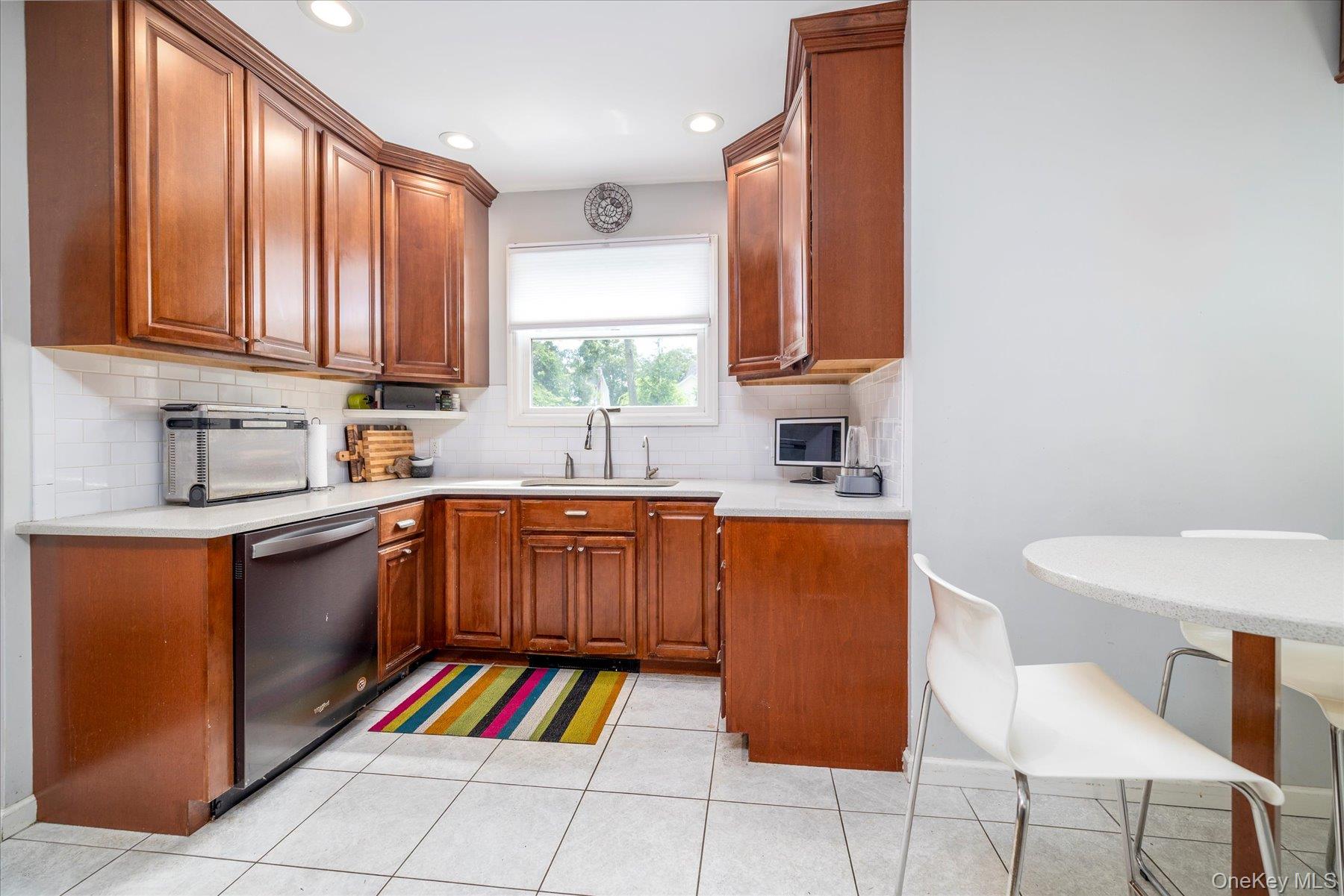 #12 photo, 25 Loel Court, Rockville Centre , NY 11570